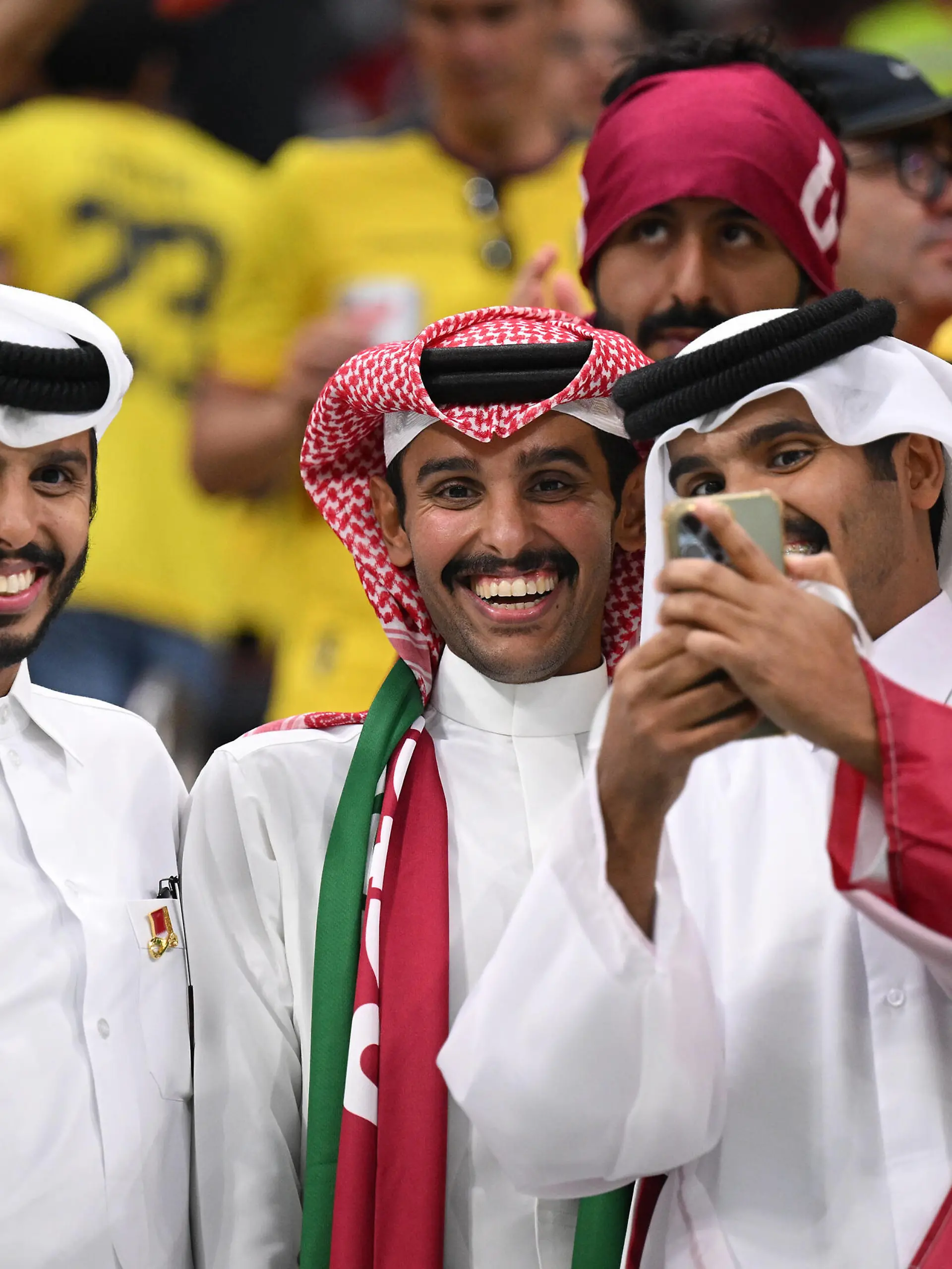  FUSSBALL WM 2022 VORRUNDE GRUPPE A - EROEFFNUNGSSPIEL: Eroeffnungsshow Katar - Ecuador 20.11.2022 Katari machen ein Selfie vor dem Spiel *** FOOTBALL WORLD CUP 2022 PRE-ROUND GROUP A OPENING GAME Qatar Ecuador 20 11 2022 Qataris take a selfie before the game