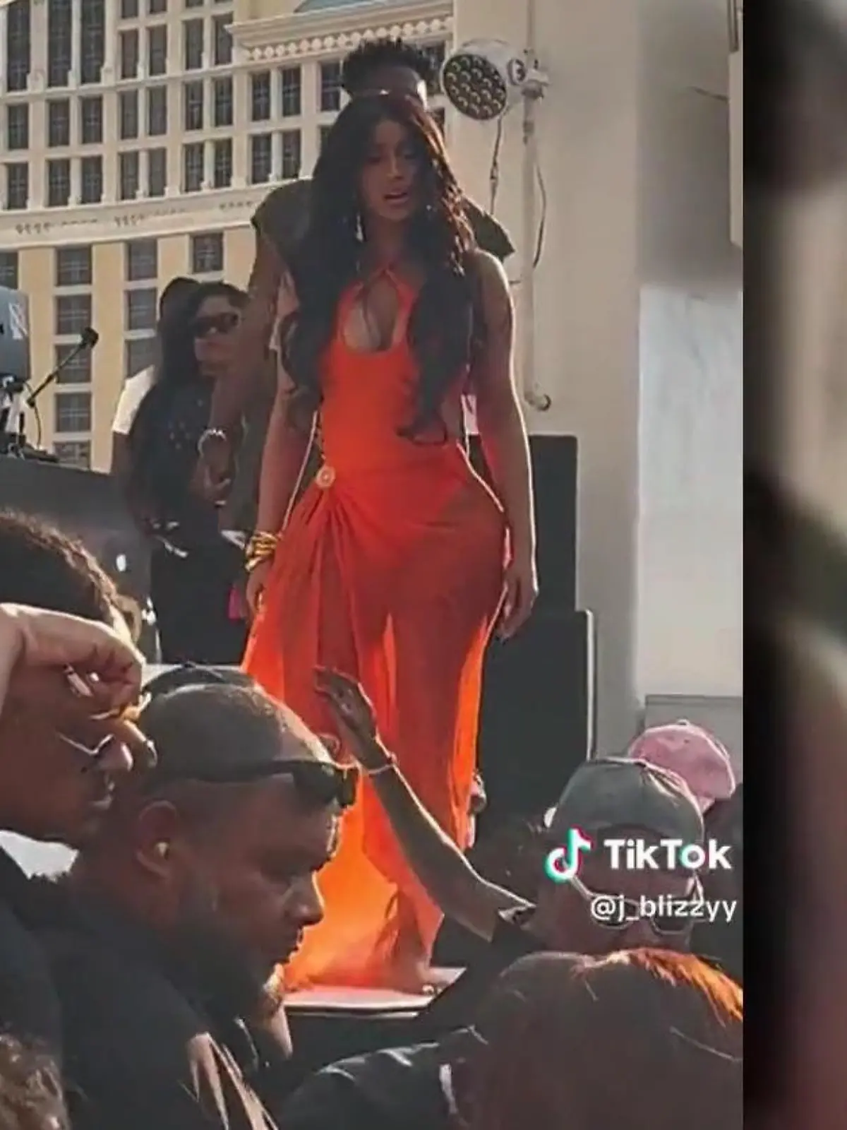 Bild zu: "Cardi B verwandelt ihr Mikro in gefährliches Wurfgeschoss"