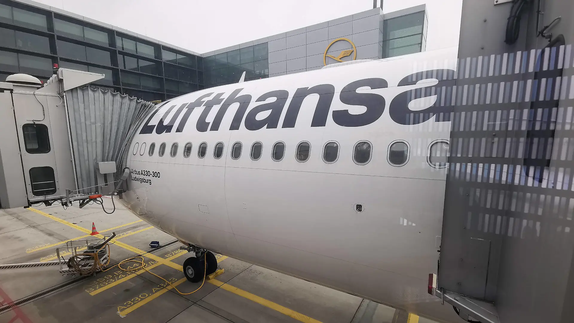Frankfurt , Abflug VfB Stuttgart nach Austin , Lufthansa flugzeug Airbis A 330-300 , name Ludwigsburg , Kennung D-Aikg *** Frankfurt , departure VfB Stuttgart to Austin , Lufthansa aircraft Airbis A 330 300 , name Ludwigsburg , registration D Aikg