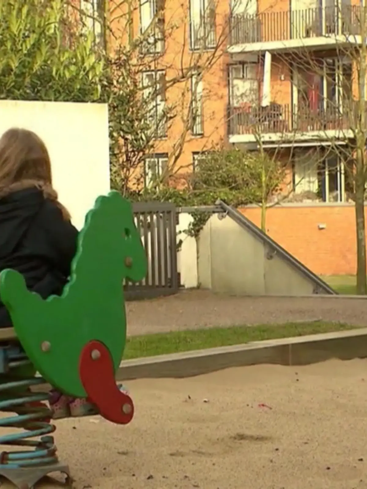 Die Kita steht eigentlich für einen Ort der Sicherheit, doch genau hier sollen die Kleinen in Gefahr geraten sein: Wie der Hessische Rundfunk zuerst berichtete, sollen in vier Frankfurter Kitas mehrere Mitarbeiter Kinder sexuell belästigt haben. Die Stadt Frankfurt bestätigte auf RTL-Nachfrage, dass wegen „sexueller Übergriffe durch Fachkräfte“ ermittelt werde.