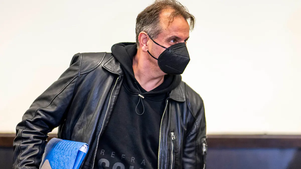 30.08.2023, Nordrhein-Westfalen, Paderborn: Wilfried W. (l) betritt den Gerichtssaal und spricht mit seinem Anwalt Dr. Detlev Otto Binder. Rund dreieinhalb Jahre nach den Urteilen im Prozess um das ·Horror-Haus· in Höxter prüft das Landgericht Paderborn, ob gegen den verurteilten Täter nachträglich eine Sicherungsverwahrung verhängt werden muss. Angesetzt sind fünf Verhandlungstage. Foto: David Inderlied/dpa +++ dpa-Bildfunk +++