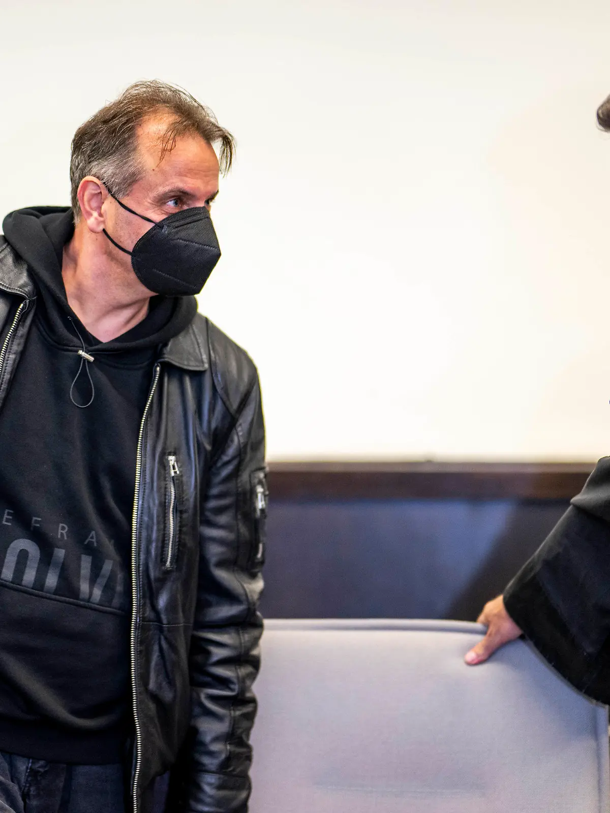 30.08.2023, Nordrhein-Westfalen, Paderborn: Wilfried W. (l) betritt den Gerichtssaal und spricht mit seinem Anwalt Dr. Detlev Otto Binder. Rund dreieinhalb Jahre nach den Urteilen im Prozess um das ·Horror-Haus· in Höxter prüft das Landgericht Paderborn, ob gegen den verurteilten Täter nachträglich eine Sicherungsverwahrung verhängt werden muss. Angesetzt sind fünf Verhandlungstage. Foto: David Inderlied/dpa +++ dpa-Bildfunk +++