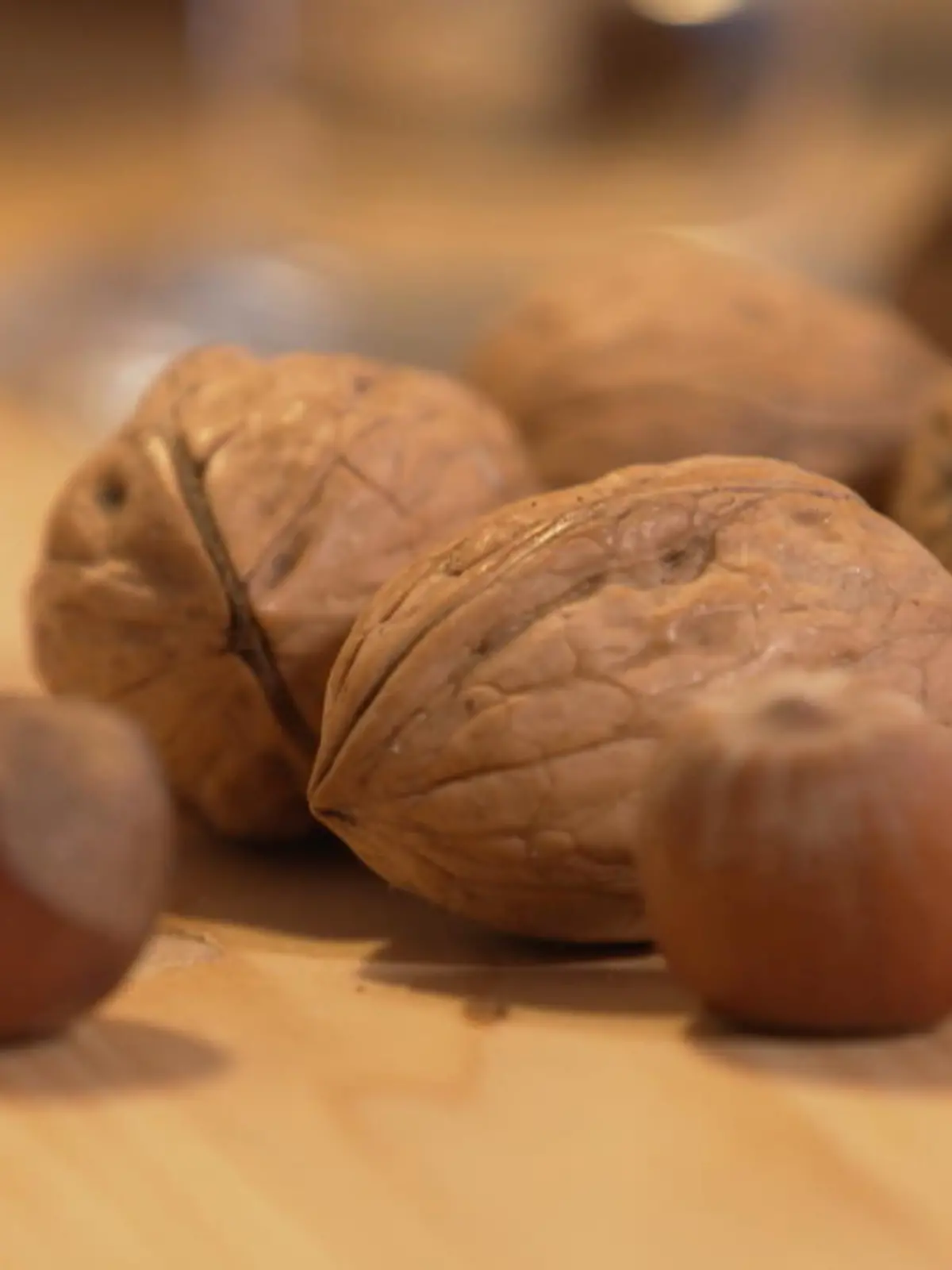 Nüsse gelten als absolutes Superfood, denn sie sollen uns gesünder, schöner und schlauer machen. Und das beste daran: Die Super-Nuss wächst auch bei uns und ist gerade in der Vorweihnachtszeit überall zu bekommen.