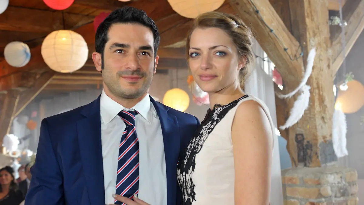 Tayfun (Tayfun Baydar) und Emily (Anne Menden) haben sich spontan das Ja-Wort gegeben und feiern mit John und Pia eine Doppelhochzeit.