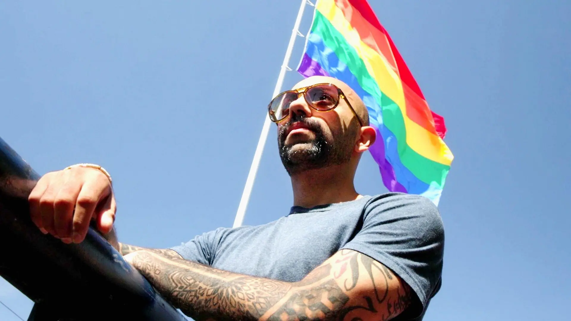 Nasser Mohammed, erster schwuler Katari der Welt, der sich öffentlich als homosexuell geoutet hat. Er lebt in den USA.

+++ Die Verwendung des sendungsbezogenen Materials ist nur mit dem Hinweis und Verlinkung auf RTL+ gestattet. +++