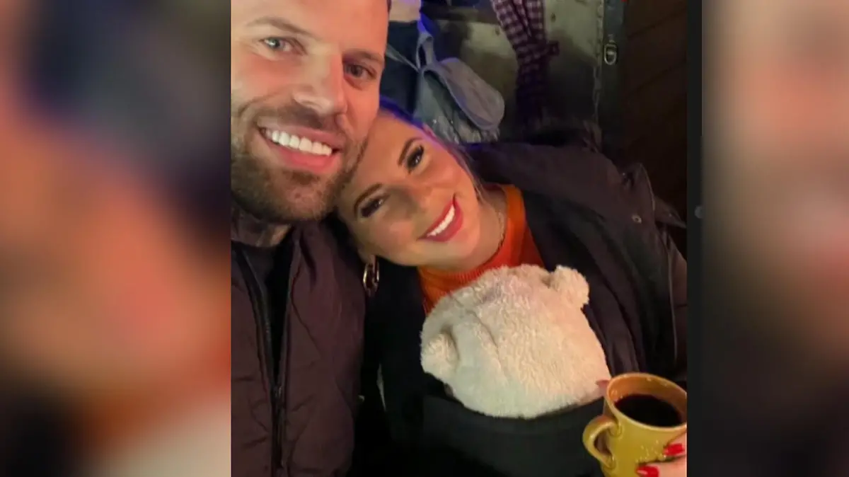 Steffen König und Jenny Frankhauser stoßen auf dem Weihnachtsmarkt an. Etwa mit Glühwein?