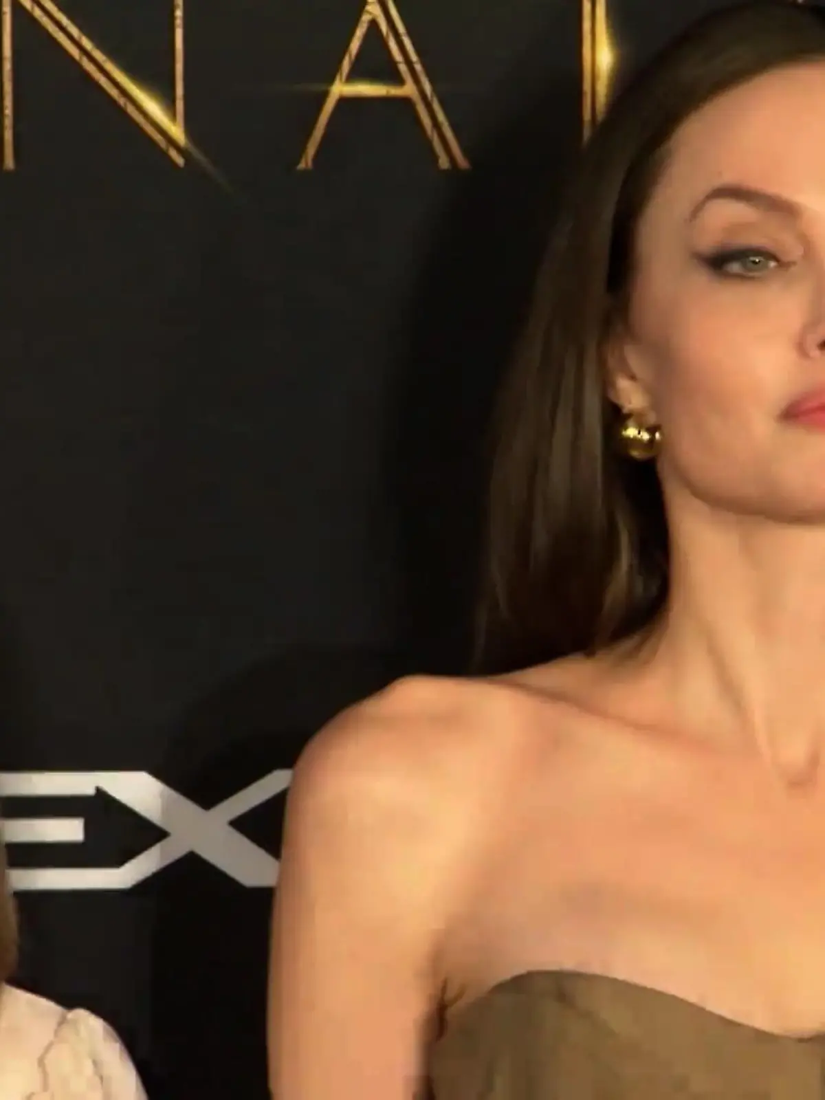 Bild zu: "Angelina Jolie stellt ihre Tochter als Assistentin ein"