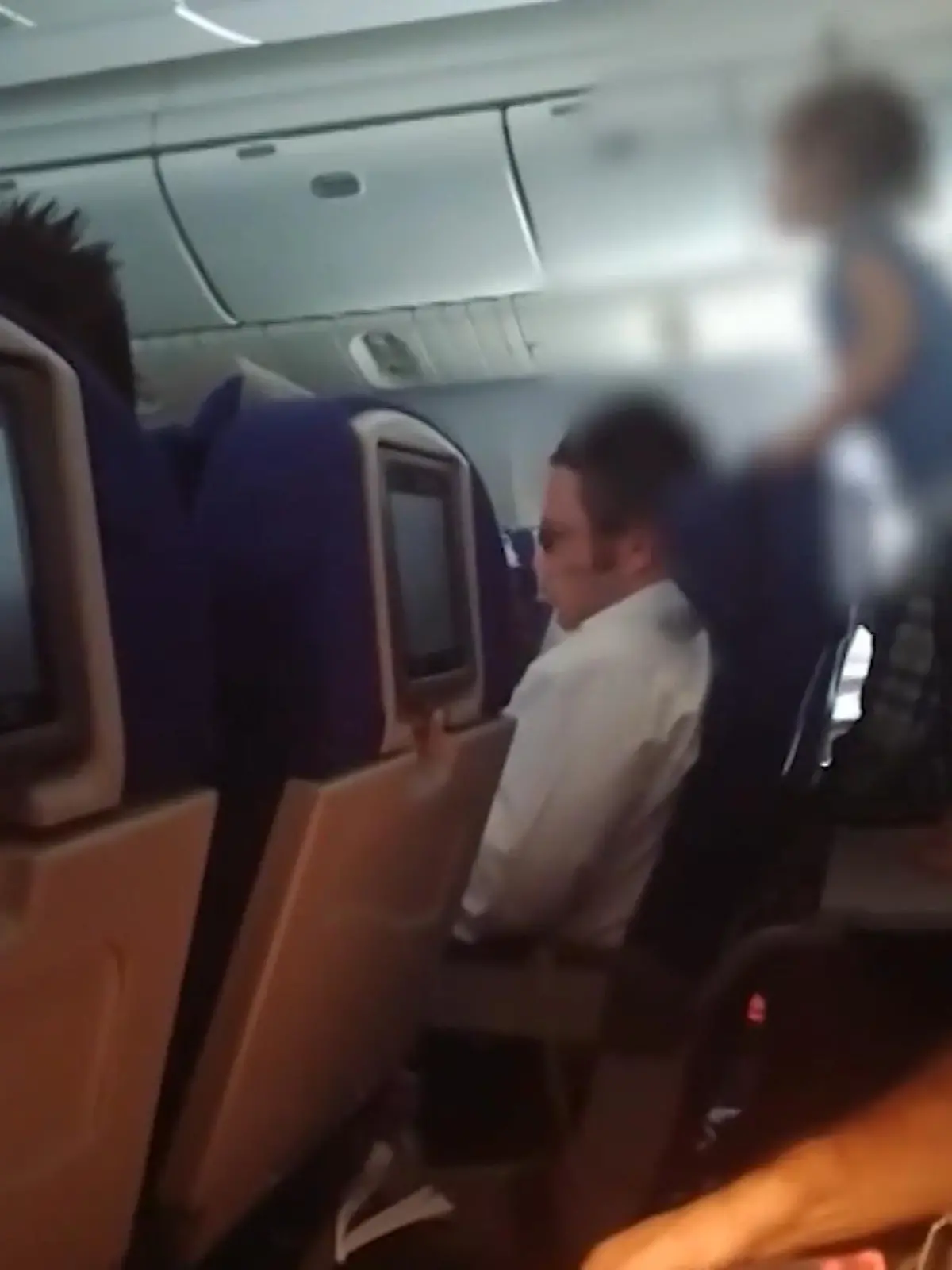 Dieses Video sorgt gerade im Netz für ziemlich viel Shitstorm. Ein kleines Kind springt im Flieger wild auf dem einem Klapptisch herum und sorgt offenbar für ziemlich schlechte Stimmung. Vor allem der Mann auf dem vorderen Sitzplatz muss auf dem Acht-Stunden-Flug ziemlich viel Nerven beweisen. Das bringt einige User in den sozialen Medien auf die Palme!