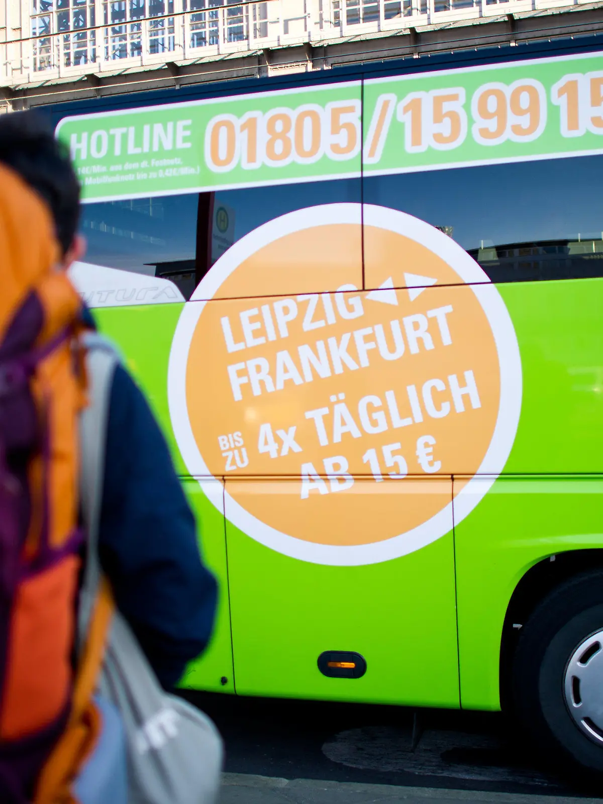 ARCHIV - Ein Fahrgast wartet am 22.04.2015 am Busbahnhof in Frankfurt am Main (Hessen), direkt neben dem Hauptbahnhof, auf seinen Fernbus.  Foto: Christoph Schmidt/dpa   (zu dpa "Fernbusbahnhof Frankfurt" vom 23.05.2016) +++(c) dpa - Bildfunk+++