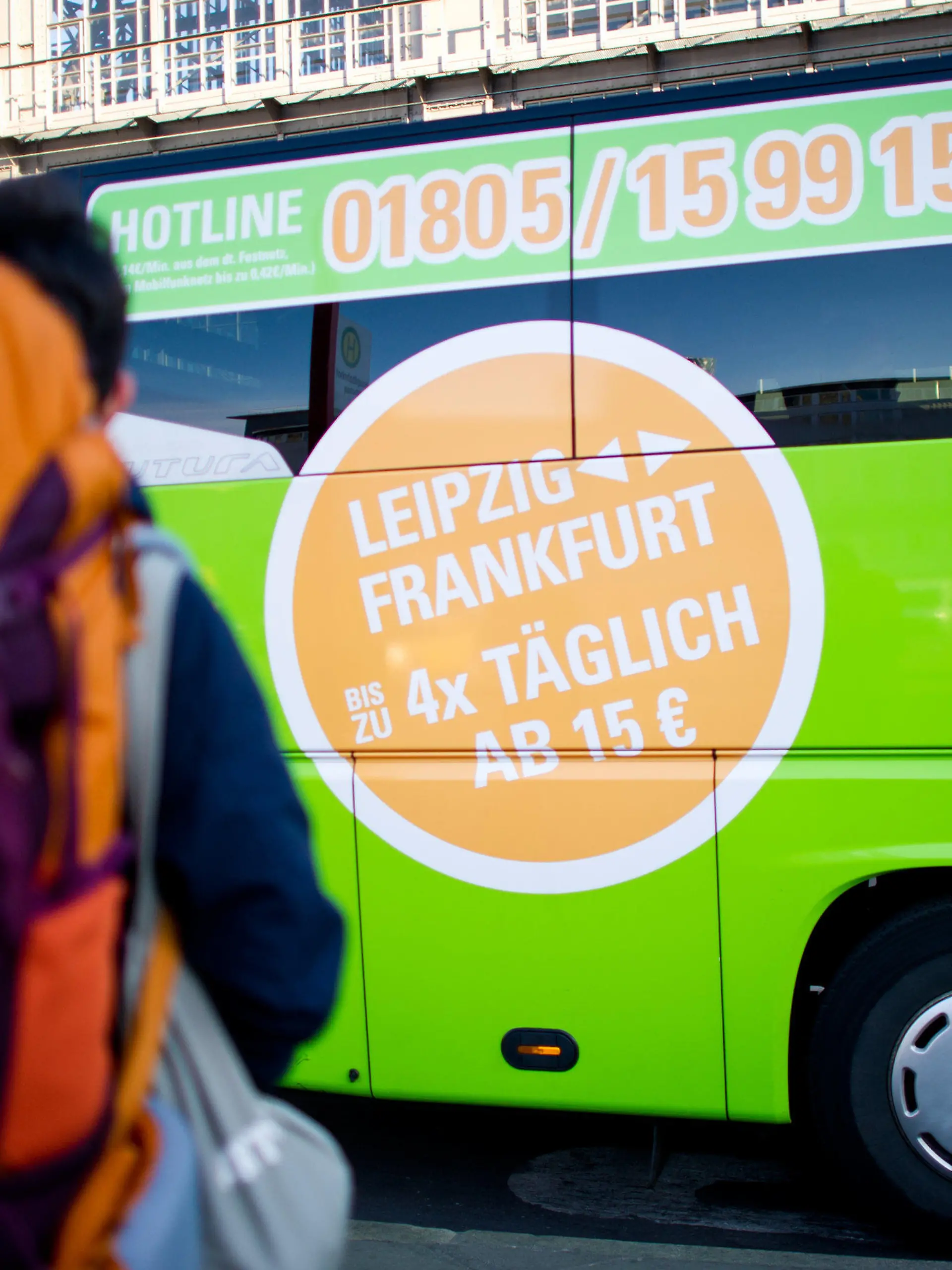 ARCHIV - Ein Fahrgast wartet am 22.04.2015 am Busbahnhof in Frankfurt am Main (Hessen), direkt neben dem Hauptbahnhof, auf seinen Fernbus.  Foto: Christoph Schmidt/dpa   (zu dpa "Fernbusbahnhof Frankfurt" vom 23.05.2016) +++(c) dpa - Bildfunk+++