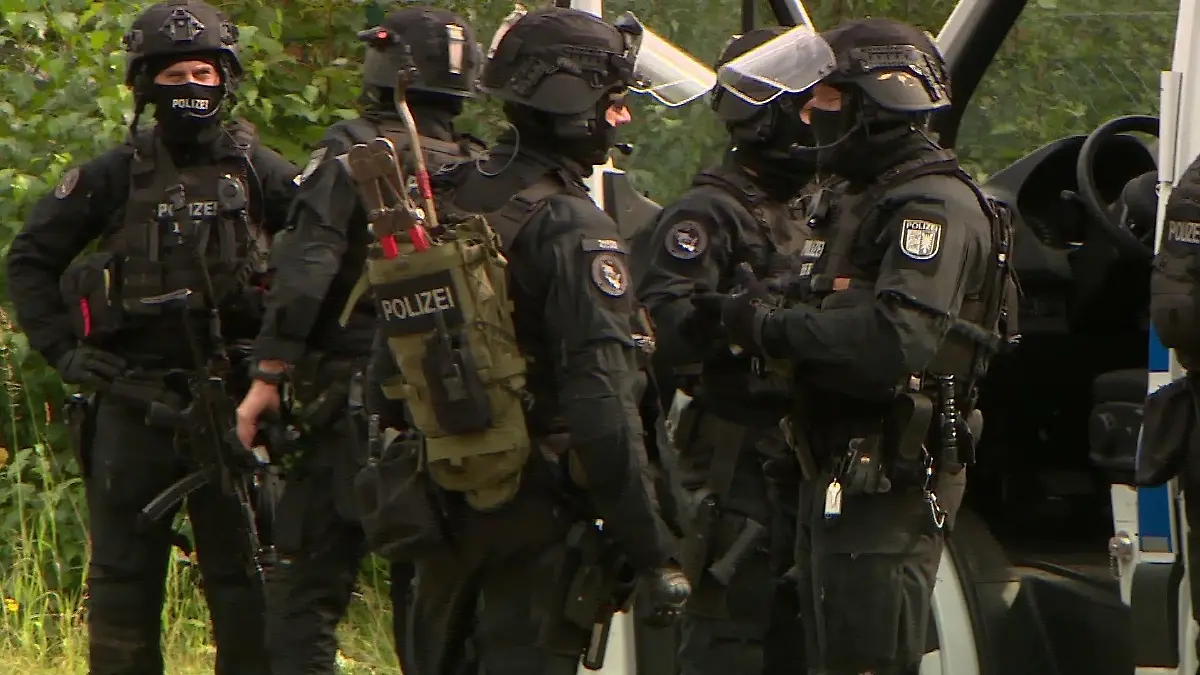 Mit einem Großaufgebot an Einsatzkräften, Hunden, Spezialfahrzeugen und Drohnen sucht die Polizei am Dienstag stundenlang mit Hochdruck nach der vermissten Rendsburgerin.