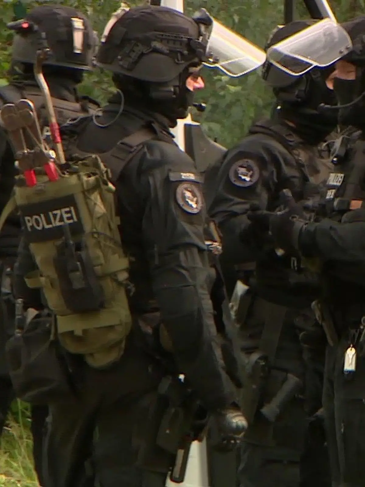 Mit einem Großaufgebot an Einsatzkräften, Hunden, Spezialfahrzeugen und Drohnen sucht die Polizei am Dienstag stundenlang mit Hochdruck nach der vermissten Rendsburgerin.
