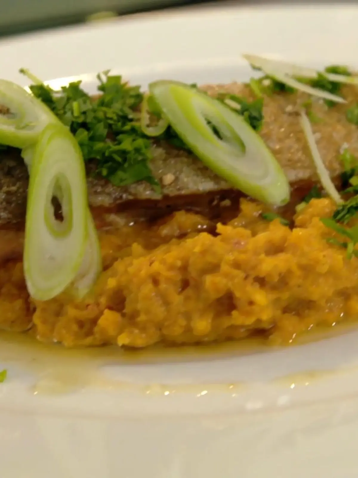 Für dieses Möhrenpüree wird das Gemüse zunächst im Ofen gegart und bekommt so herrliche Röstaromen. Dazu noch ein schönes Stück Fisch – und wie das mit einem einfachen Trick eine richtig schön krosse Haut bekommt, erklärt Koch Semi Hassine zusammen mit RTL-Reporterin Kathrin Degen im Video!