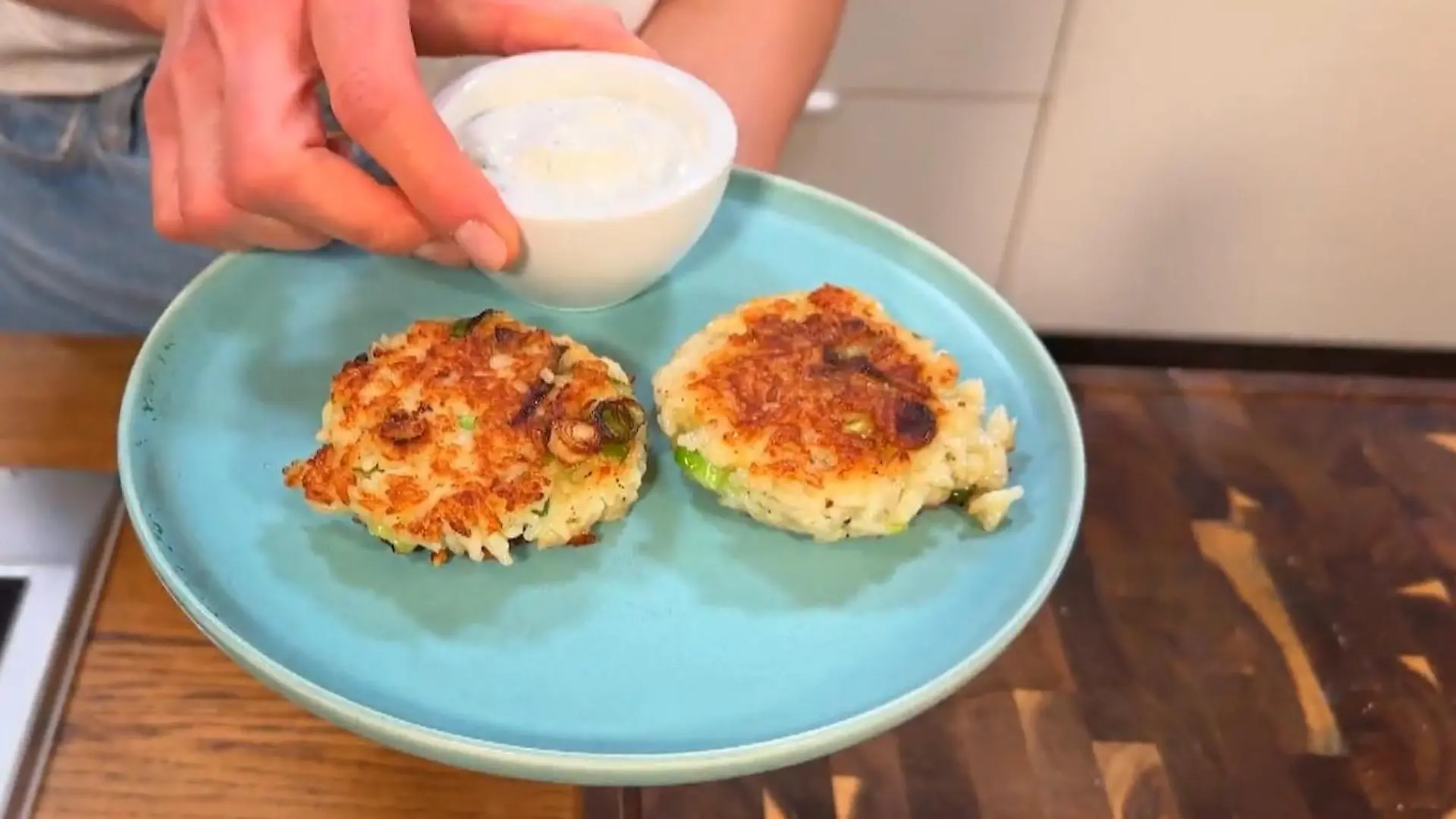 Veggie-Gericht: Reisfrikadellen mit Joghurt-Dill-Dip Hensslers schnelle Nummer