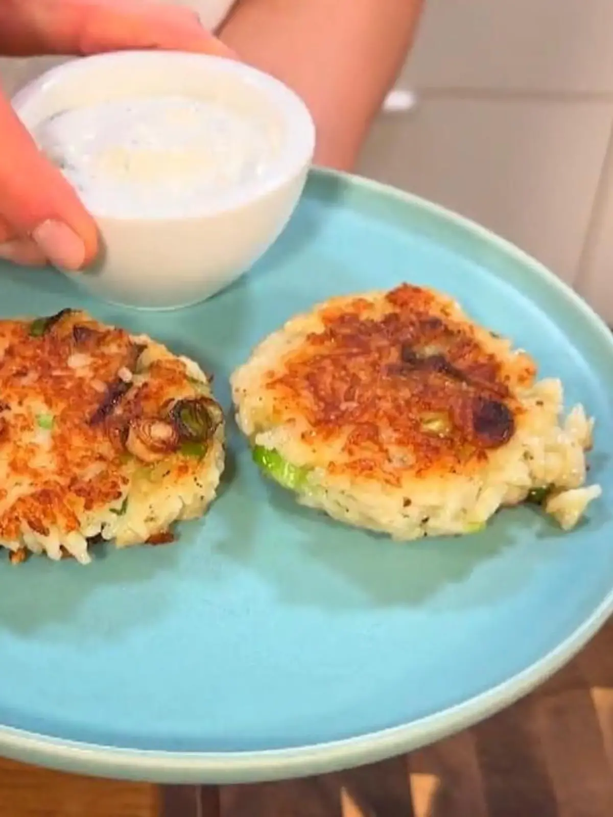 Bild zu: "Veggie-Gericht: Reisfrikadellen mit Joghurt-Dill-Dip"