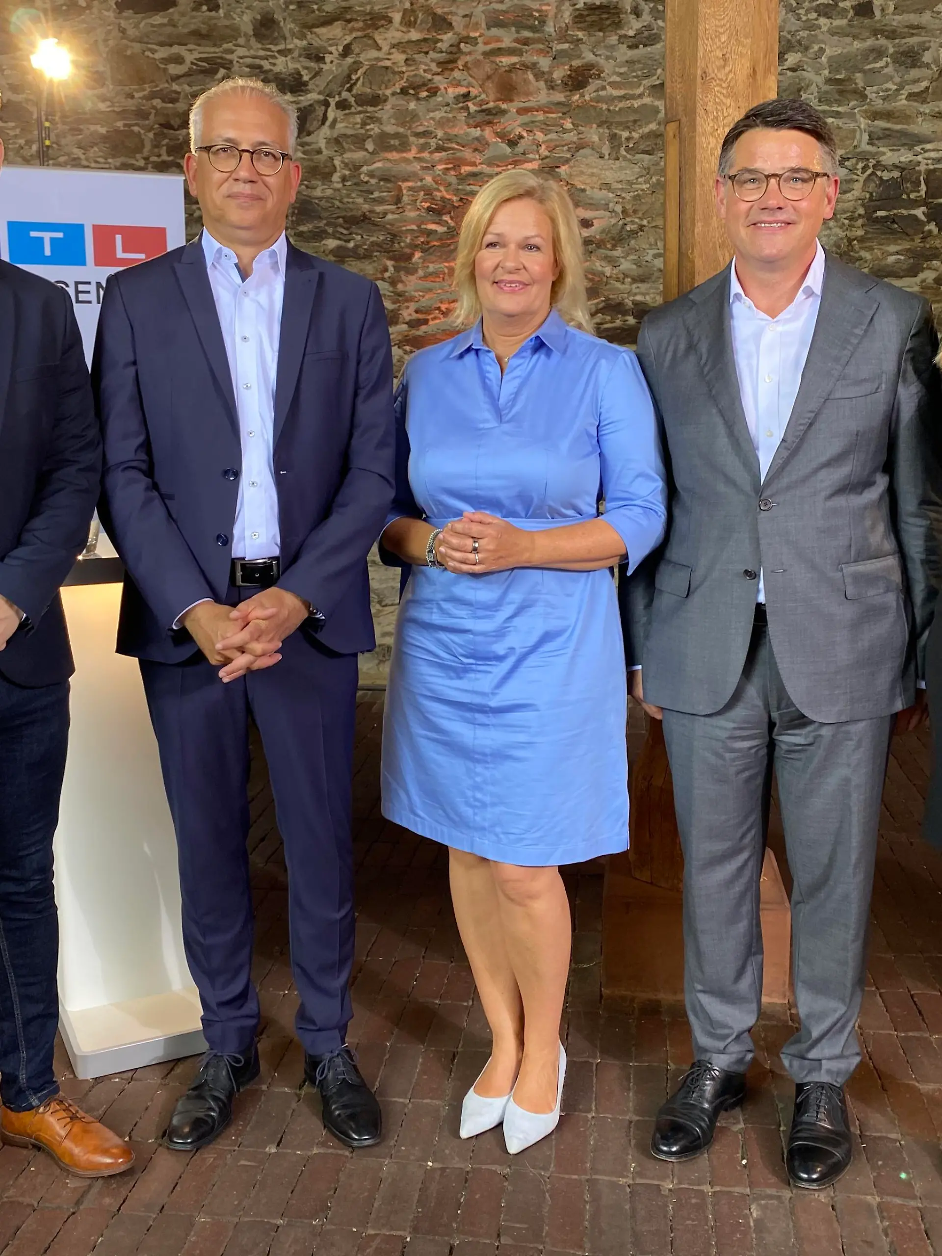 v.l.: Alexander Polte (RTL Hessen-Reporter), Tarek Al-Wazir (Bündnis 90/die Grünen), Nancy Faeser (SPD), Boris Rhein (CDU) und Victoria Enzenauer (RTL Hessen-Reporterin)