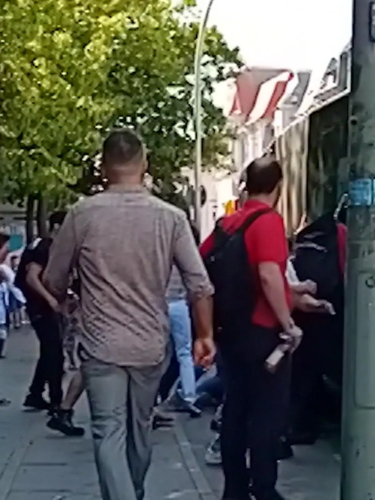 In Berlin zeigt sich heute das beste Gesicht unserer Gesellschaft: Als ein 18-Jähriger unter einen Linienbus gerät, zögern rund 40 Helfer keinen Moment und befreien ihn, noch bevor die Feuerwehr eintrifft. Wie sie das geschafft haben?