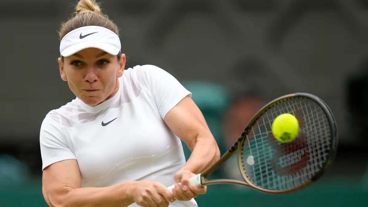 ARCHIV - 06.07.2022, Großbritannien, London: Tennis: Grand Slam/WTA-Tour/ATP-Tour - Wimbledon, Einzel, Damen, Viertelfinale, Halep (Rumänien) - Anisimova (USA): Simona Halep in Aktion. Halep darf nicht bei den US Open starten. (zu dpa: «Frühere Weltranglistenerste Halep von US Open ausgeschlossen») Foto: Kirsty Wigglesworth/AP/dpa +++ dpa-Bildfunk +++