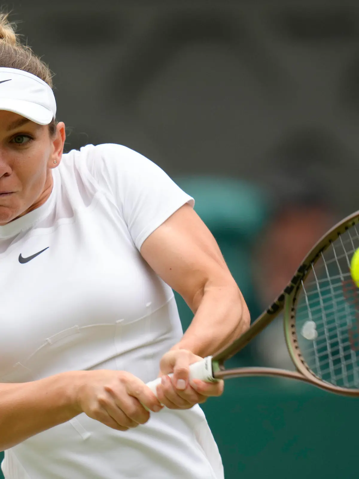 ARCHIV - 06.07.2022, Großbritannien, London: Tennis: Grand Slam/WTA-Tour/ATP-Tour - Wimbledon, Einzel, Damen, Viertelfinale, Halep (Rumänien) - Anisimova (USA): Simona Halep in Aktion. Halep darf nicht bei den US Open starten. (zu dpa: «Frühere Weltranglistenerste Halep von US Open ausgeschlossen») Foto: Kirsty Wigglesworth/AP/dpa +++ dpa-Bildfunk +++