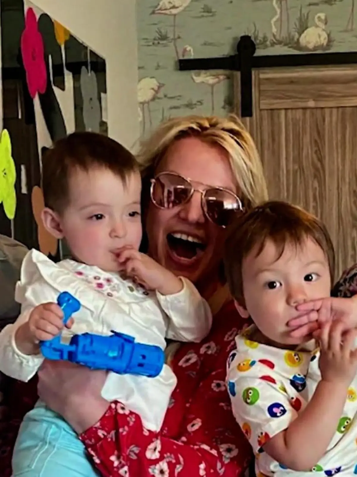 Bild zu: "Britney Spears lernt die Zwillinge von Lance Bass kennen"