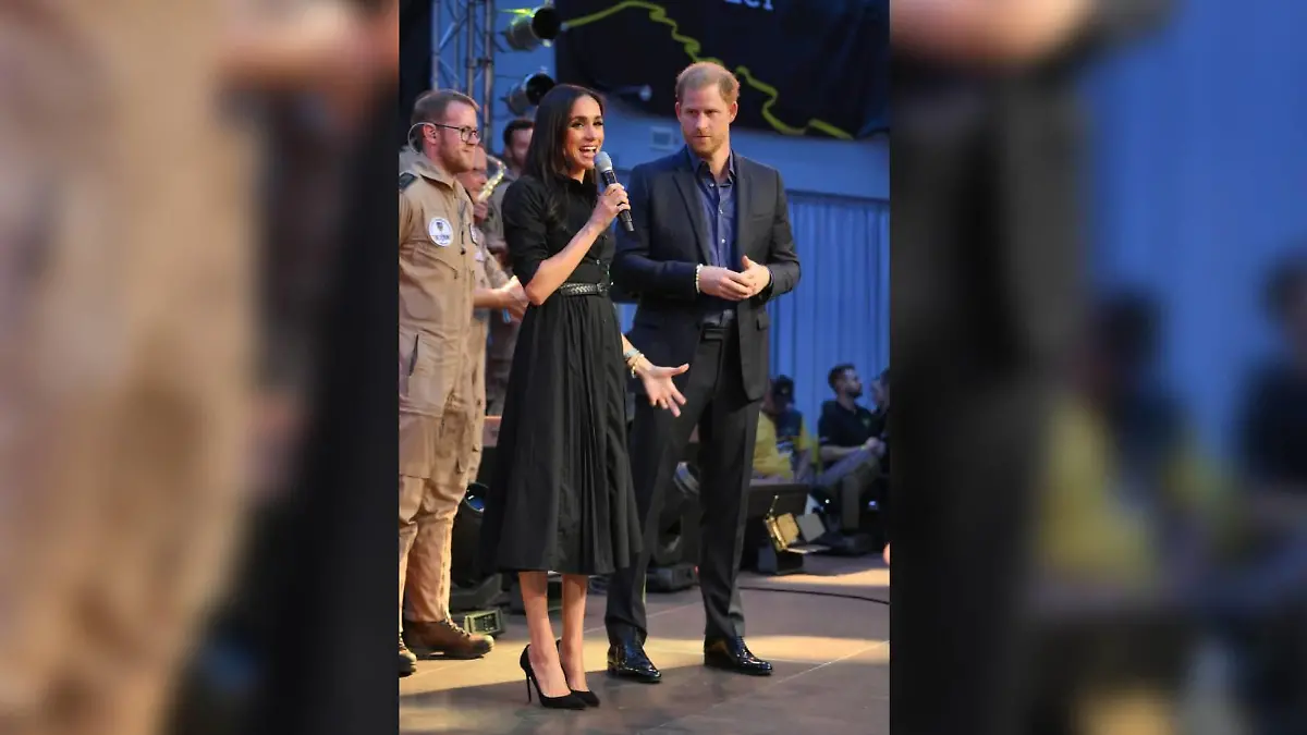 Herzogin Meghan strahlt an der Seite von Prinz Harry in Düsseldorf.