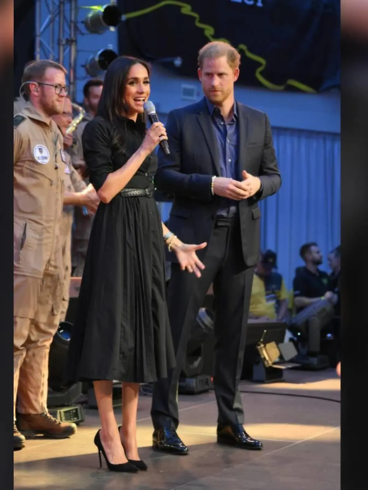 Herzogin Meghan strahlt an der Seite von Prinz Harry in Düsseldorf.