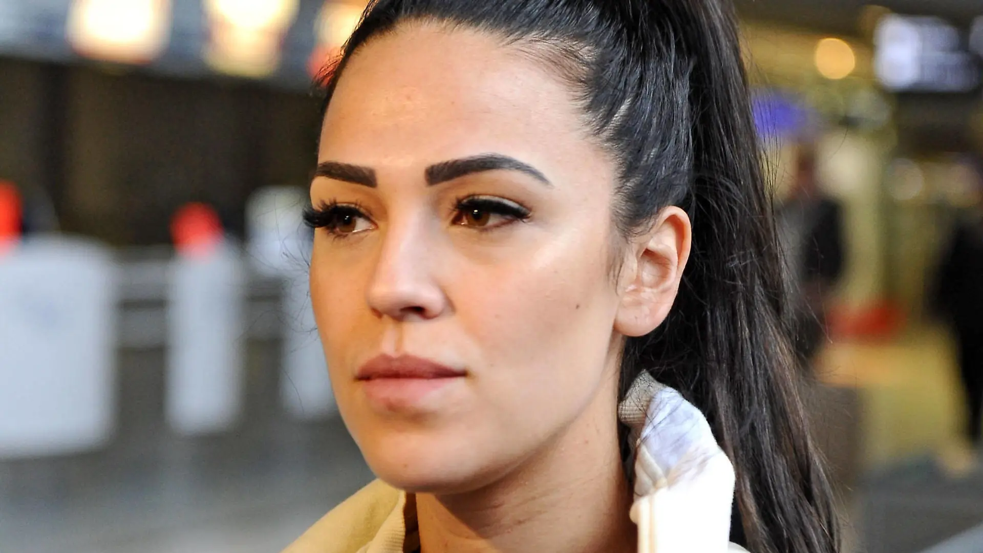 RTL - Dschungelcamp 2020. Elena Miras anläßlich der Abreise der Kandidaten der RTL - Sendung Ich bin ein Star - holt mich hier raus zum Dschungel-Camp 2020 am 06.01.2020 auf dem Flughafen Frankfurt / Main. 20200106MWI13964 *** RTL Jungle Camp 2020 Elena Miras on the occasion of the departure of the candidates of the RTL show Ich bin ein Starholt mich hier rausholt mich zum Jungle Camp 2020 on 06 01 2020 at Frankfurt Airport 20200106MWI13964