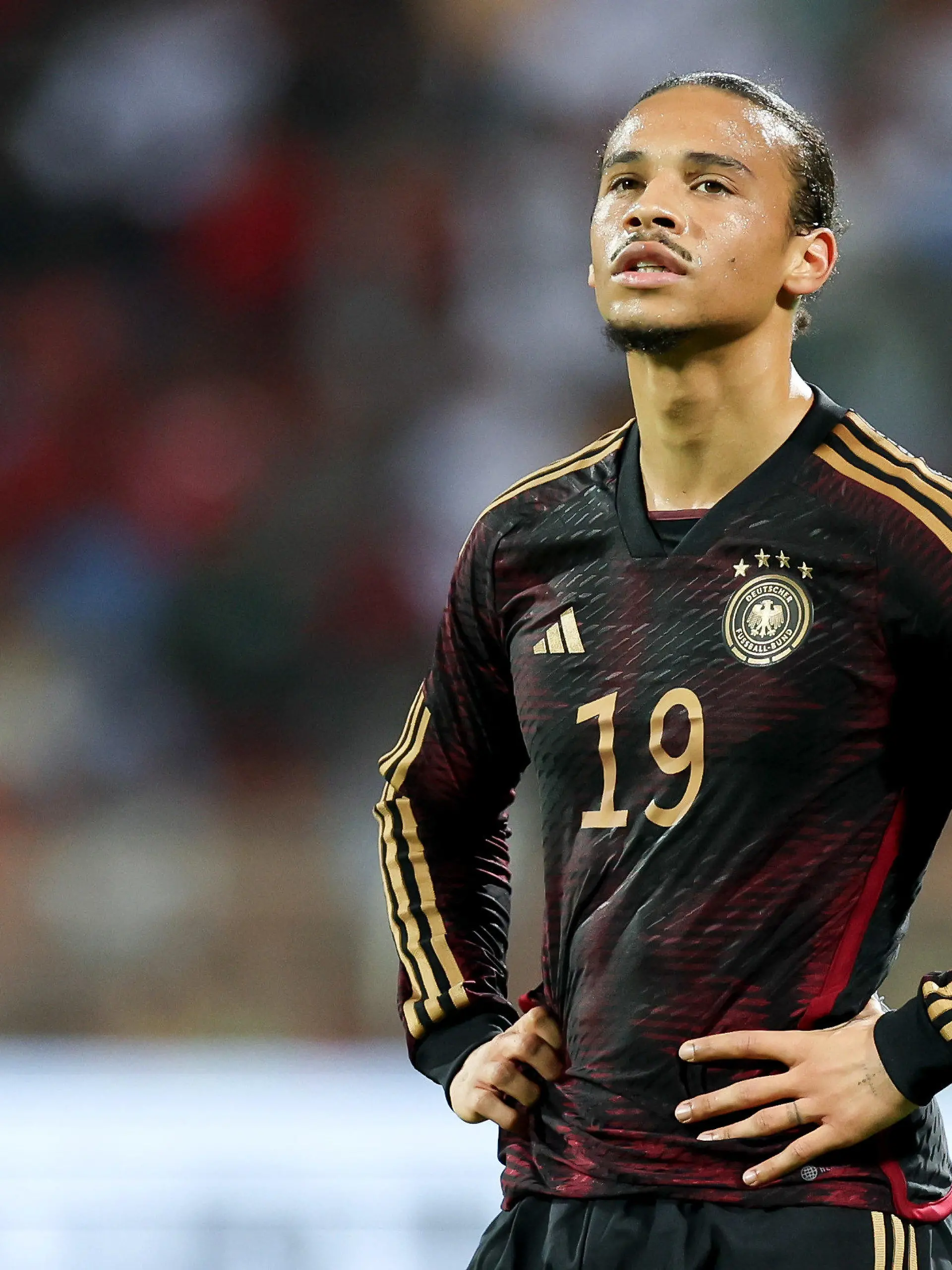 ARCHIV - 16.11.2022, Oman, Maskat: Fußball, Länderspiel, vor der Fußball-WM in Katar, Oman - Deutschland im Sultan-Qabus-Sportzentrum, Deutschlands Leroy Sane reagiert. (zu dpa: «Knieprobleme: Ohne Sané gegen Japan - Alle anderen 25 Spieler fit») Foto: Christian Charisius/dpa +++ dpa-Bildfunk +++