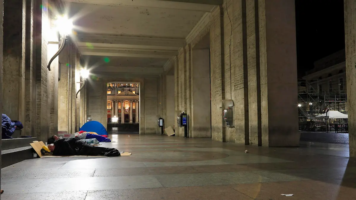 Obdachlose schlafen in der Vorhalle der Opera Romana Pellegrinaggi unweit des Petersplatzes. Im Bildhintergrund sind ein Teil des Petersplatzes sowie ein Teil des Petersdomes zu sehen. Ueber dem Hauptportal des Petersdomes ist noch das Bild von Mutter Teresa von Kalkutta zu erkennen, die zwei Tage zuvor, am 04. September 2016, durch Papst Franziskus auf dem Petersplatz Heilig gesprochen wurde.