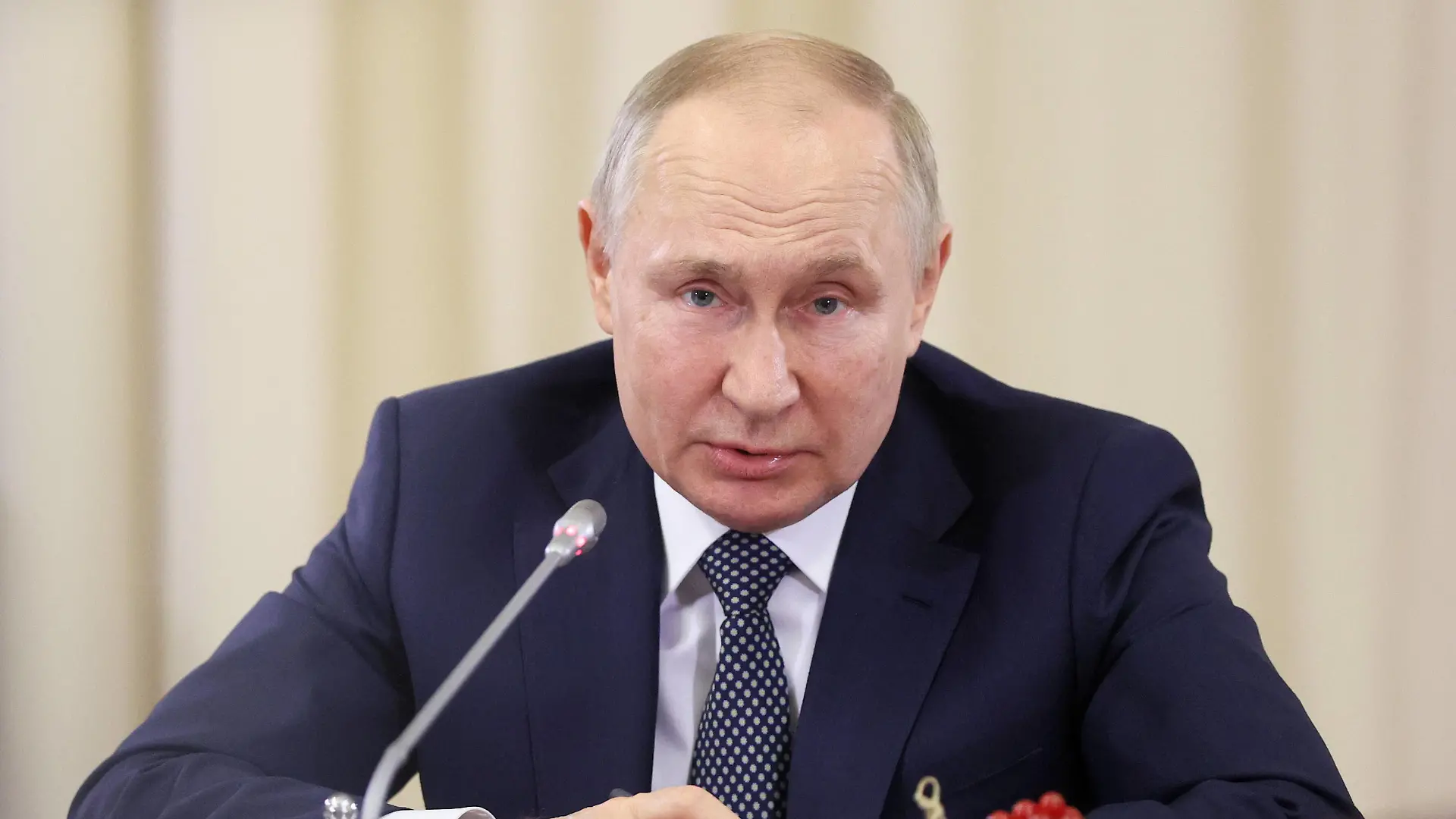 Russia: Russian President Putin meets with mothers of servicemen taking part in special military operation RUSSIA, MOSCOW REGION - NOVEMBER 25, 2022: Russia s President Vladimir Putin holds a meeting at the Novo-Ogaryovo residence with mothers of servicemen taking part in the special military operation. Alexander Shcherbak/TASS/Sipa USA Moscow Region Russia PUBLICATIONxINxDZAxARGxAUTxBHRxBRAxCANxCHLxCHNxCOLxECUxEGYxGRCxINDxIRNxIRQxISRxJORxKWTxLBNxLBYxMLTxMEXxMARxOMNxPERxQATxSAUxSUIxSYRxTUNxTURxUAExUKxVENxYEMxONLY Copyright: xTASSx