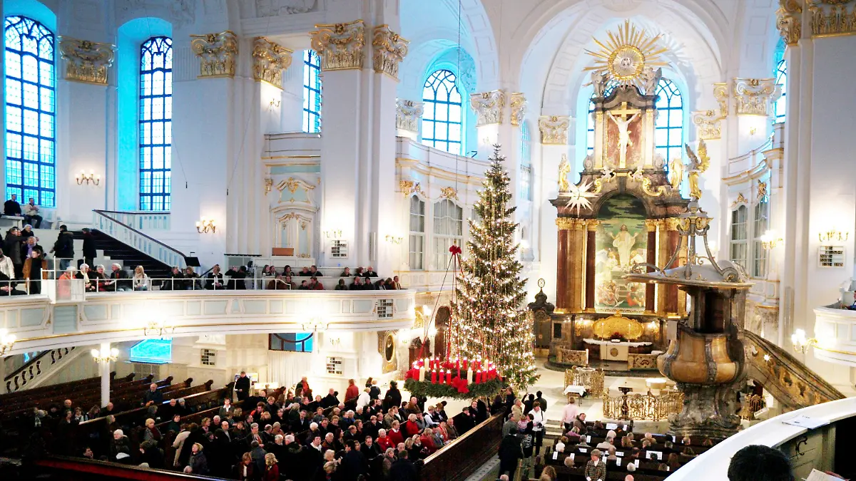 ARCHIV - 24.12.2009, Hamburg: Zahlreiche Menschen nehmen im Michel am Weihnachtsgottesdienst teil. Trotz der Energiekrise müssen die Menschen beim Gottesdienst im Michel auch in diesem Jahr nicht frieren. (zu dpa: "Energiesparen: Kirchen verlegen Gottesdienste in Gemeindesäle") Foto: Maurizio Gambarini/dpa +++ dpa-Bildfunk +++