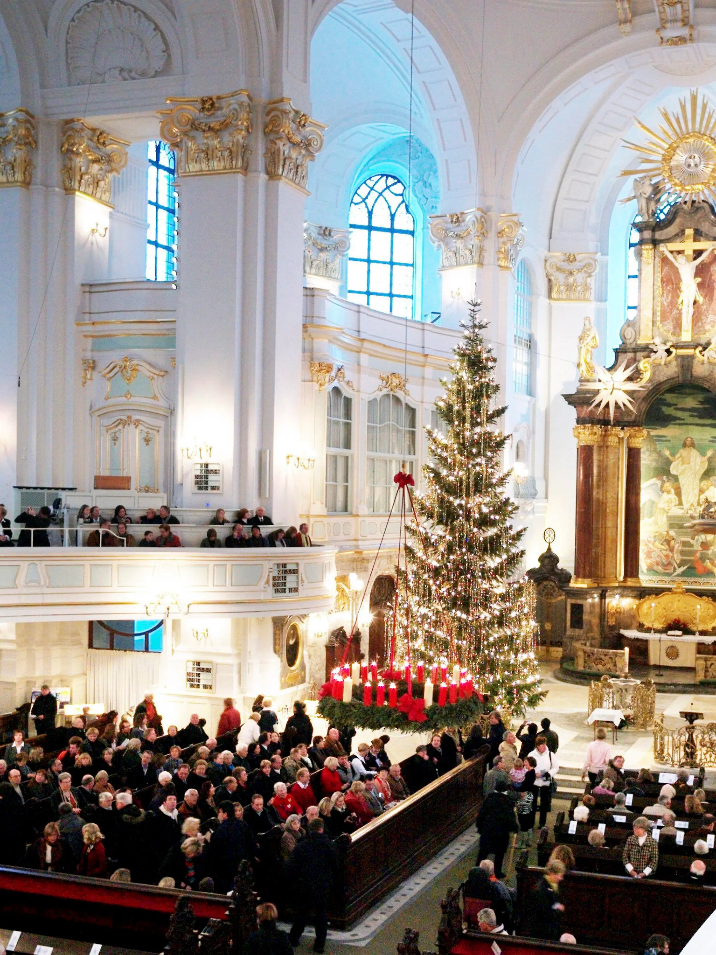 ARCHIV - 24.12.2009, Hamburg: Zahlreiche Menschen nehmen im Michel am Weihnachtsgottesdienst teil. Trotz der Energiekrise müssen die Menschen beim Gottesdienst im Michel auch in diesem Jahr nicht frieren. (zu dpa: "Energiesparen: Kirchen verlegen Gottesdienste in Gemeindesäle") Foto: Maurizio Gambarini/dpa +++ dpa-Bildfunk +++
