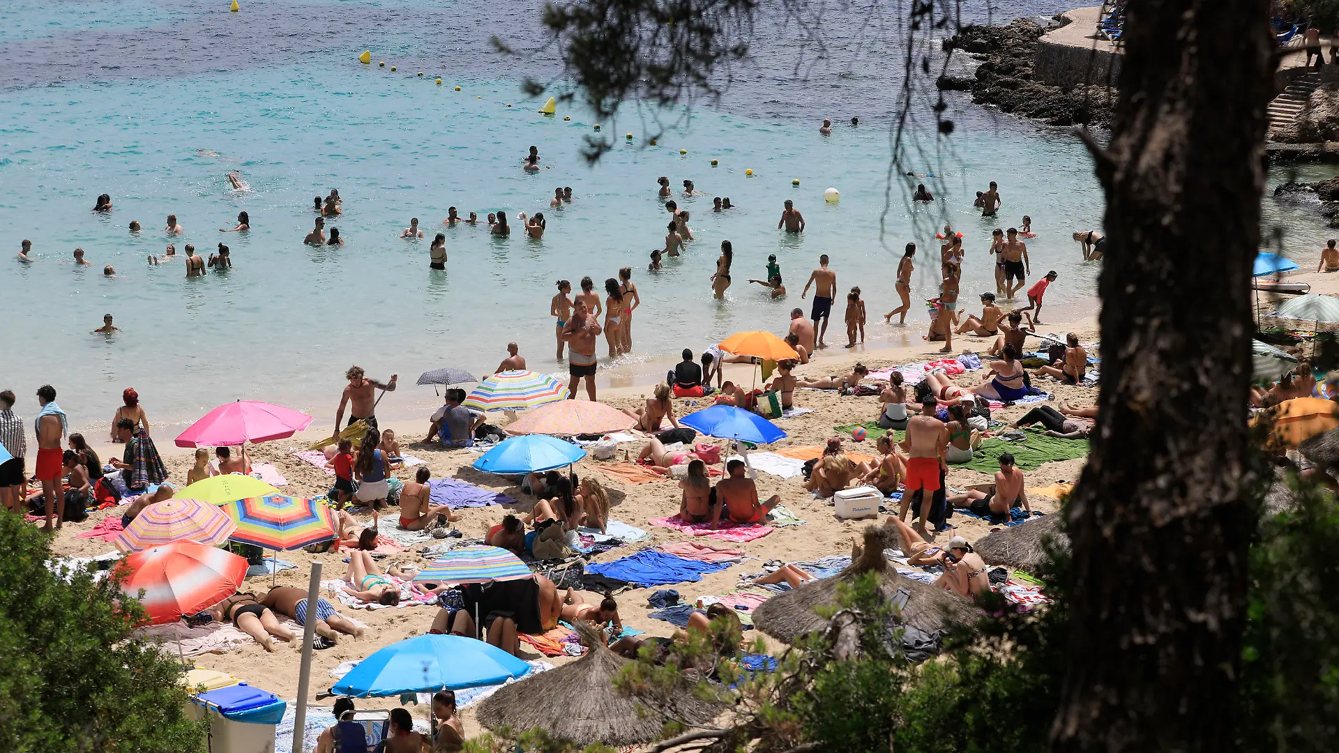 22.07.2023, Spanien, Calvia: Menschen schwimmen und sonnen sich am Strand von Illetes auf Mallorca. Das Mittelmeer erwärmt sich einer Studie zufolge immer schneller und wird dabei auch immer salziger. Das Wasser erwärme sich infolge des Klimawandels mit einer Geschwindigkeit von etwa zwei Grad je 100 Jahre im westlichen Mittelmeer und an einigen Stellen sogar um drei Grad pro Jahrhundert, schrieben Wissenschaftler des spanischen Meeresforschungsinstituts ICM-CSIC in der Zeitschrift «Journal of Marine Science and Engineering». Foto: Clara Margais/dpa +++ dpa-Bildfunk +++