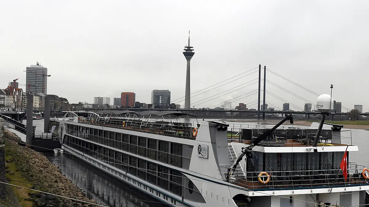 Das Hotelschiff Oscar Wilde, das als Unterkunft für Flüchtlinge genutzt wird, liegt am Rheinufer. Auf einem Schiff ist eine junge Frau vergewaltigt worden. Zwei Verdächtige seien festgenommen worden, sagte ein Polizeisprecher am Dienstagmorgen auf Anfrage. Die Tat habe sich bereits am 6. März ereignet.