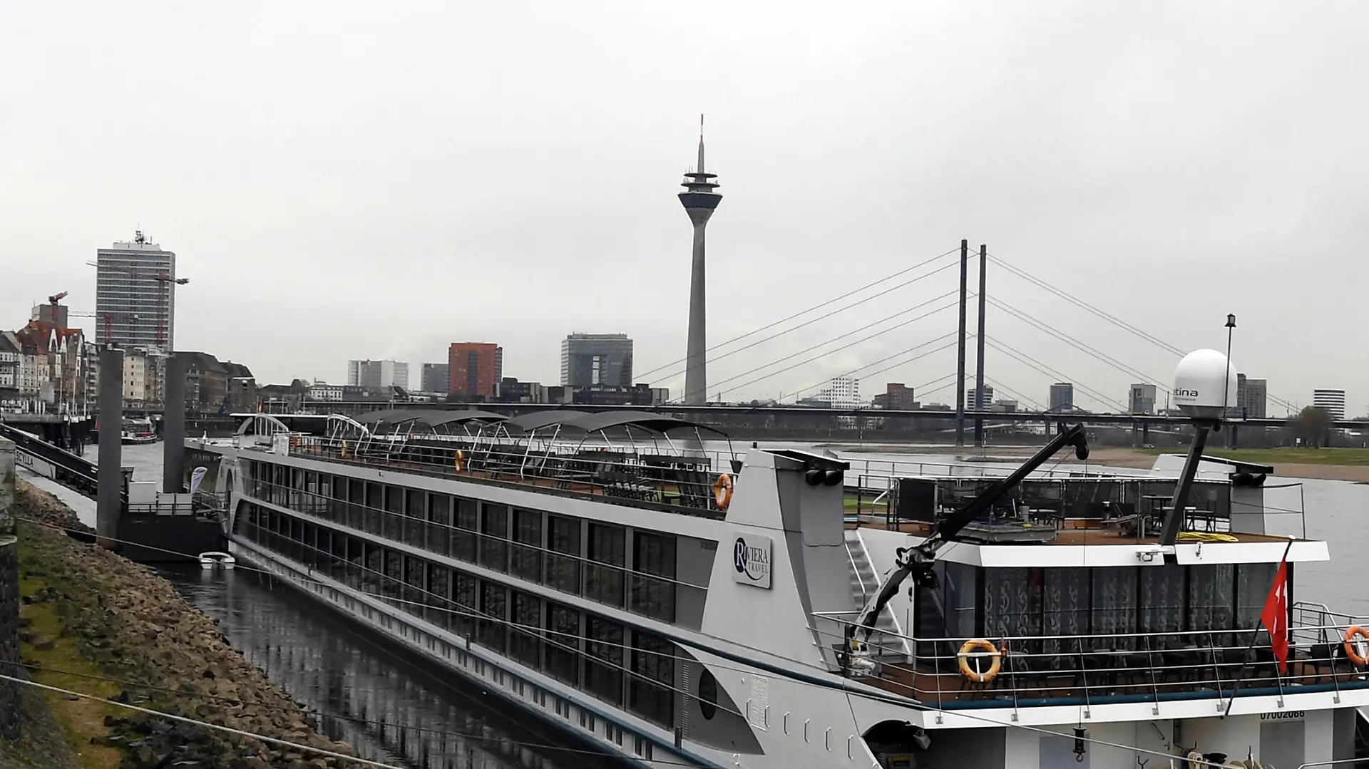 Das Hotelschiff Oscar Wilde, das als Unterkunft für Flüchtlinge genutzt wird, liegt am Rheinufer. Auf einem Schiff ist eine junge Frau vergewaltigt worden. Zwei Verdächtige seien festgenommen worden, sagte ein Polizeisprecher am Dienstagmorgen auf Anfrage. Die Tat habe sich bereits am 6. März ereignet.