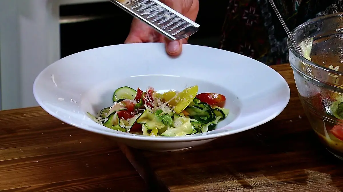 Sommerlicher Zucchinisalat Frisch und kalorienarm