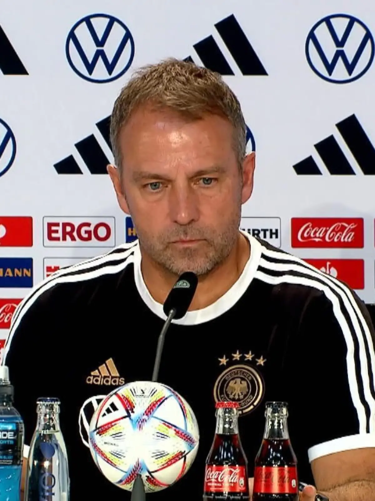 Bild zu: "Flick äußert sich zur Pleite gegen Japan"