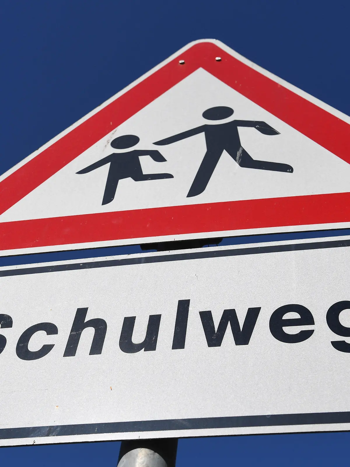 ARCHIV - 20.04.2020, Mecklenburg-Vorpommern, Stralsund: Ein Gefahrenzeichen zeigt vor einer Schule einen Schulweg an. In Edenkoben sorgt die Entführung und der mutmaßliche Missbrauch eines Kindes auf dem Schulweg für Entsetzen. (zu dpa: «Kind auf Schulweg entführt - Hilfe und Entsetzen in Edenkoben») Foto: Stefan Sauer/dpa-Zentralbild/dpa +++ dpa-Bildfunk +++