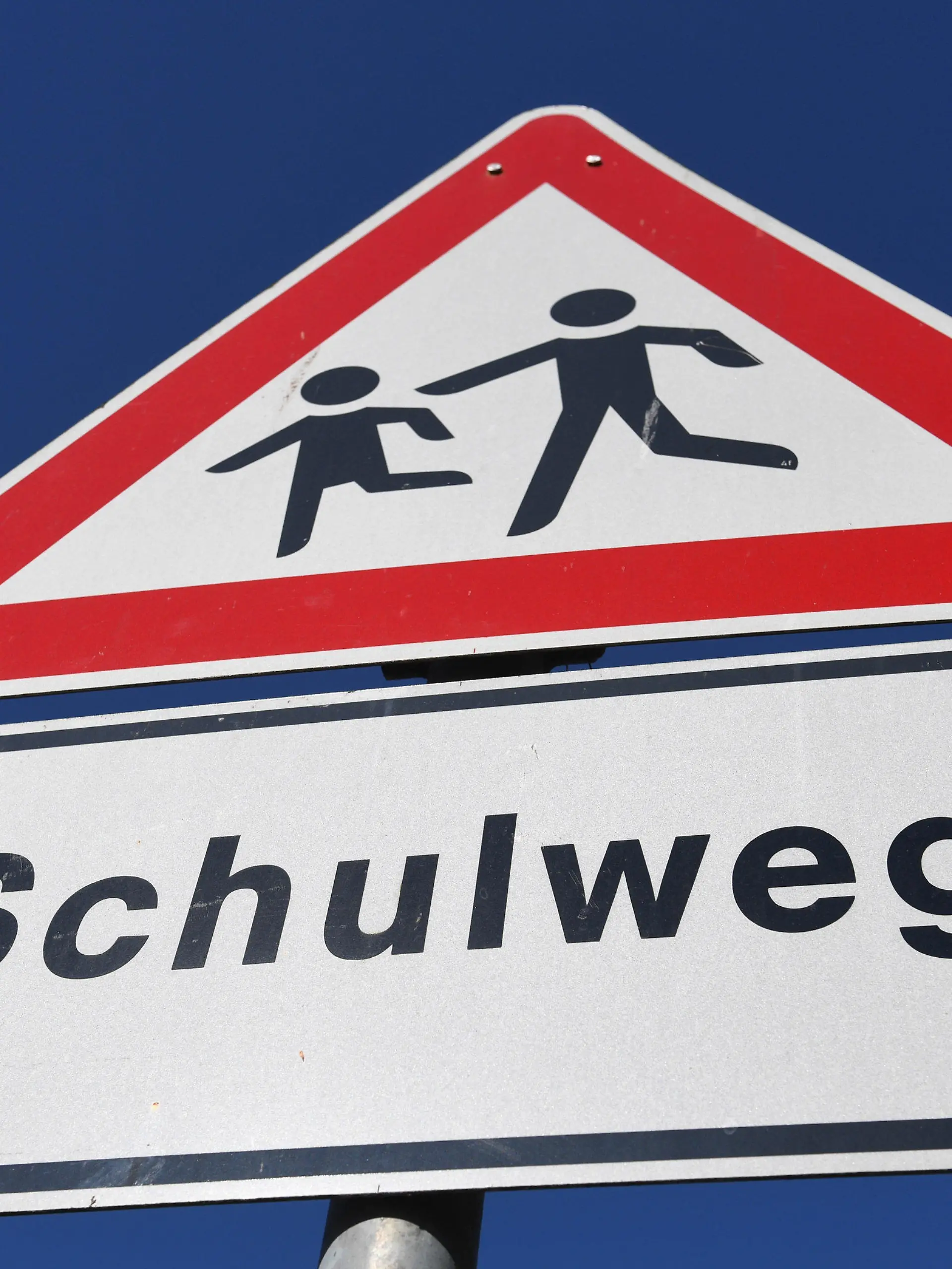 ARCHIV - 20.04.2020, Mecklenburg-Vorpommern, Stralsund: Ein Gefahrenzeichen zeigt vor einer Schule einen Schulweg an. In Edenkoben sorgt die Entführung und der mutmaßliche Missbrauch eines Kindes auf dem Schulweg für Entsetzen. (zu dpa: «Kind auf Schulweg entführt - Hilfe und Entsetzen in Edenkoben») Foto: Stefan Sauer/dpa-Zentralbild/dpa +++ dpa-Bildfunk +++