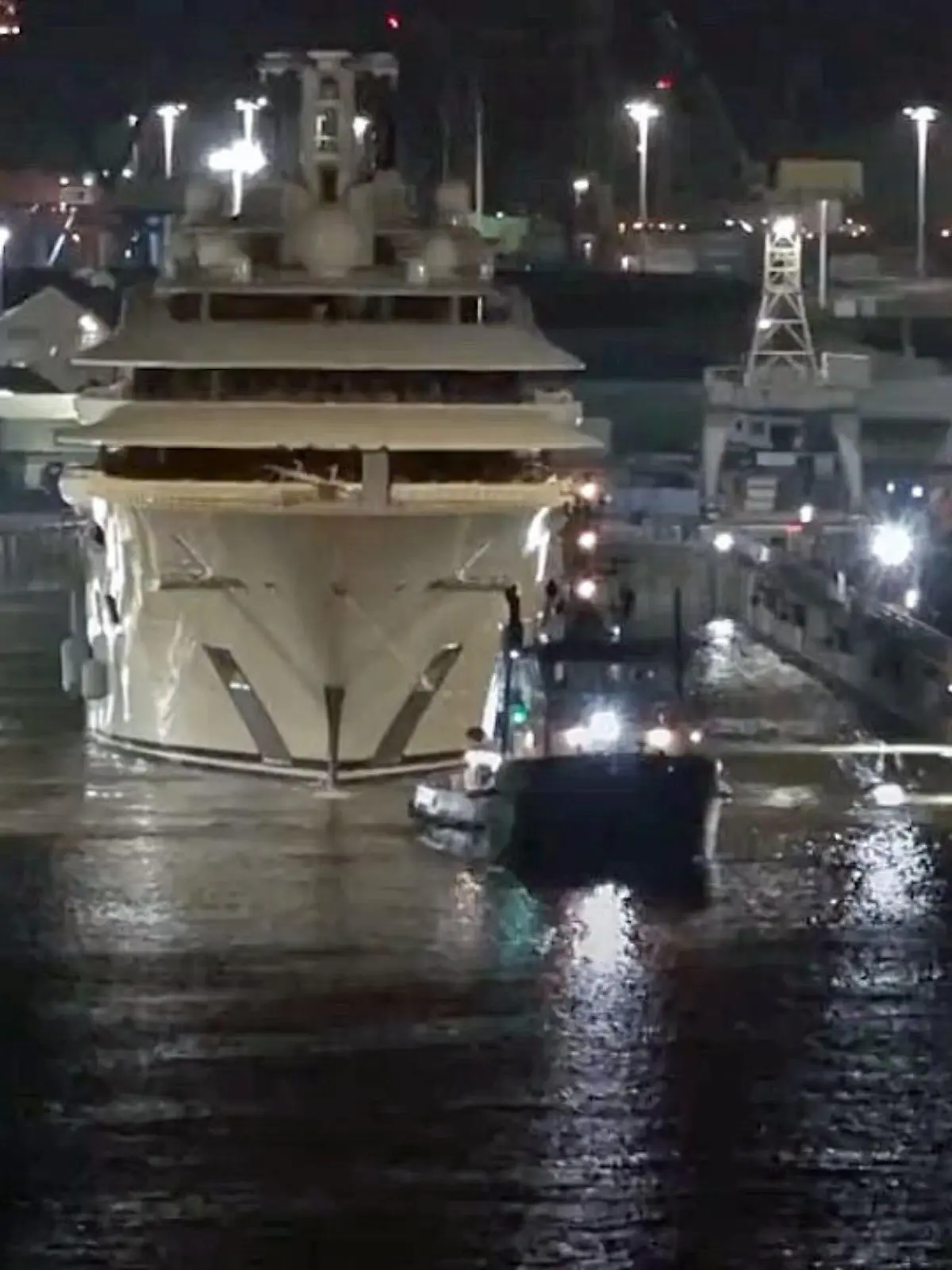 Bild zu: "Schlepper ziehen Oligarchen-Jacht aus Hamburger Hafen"