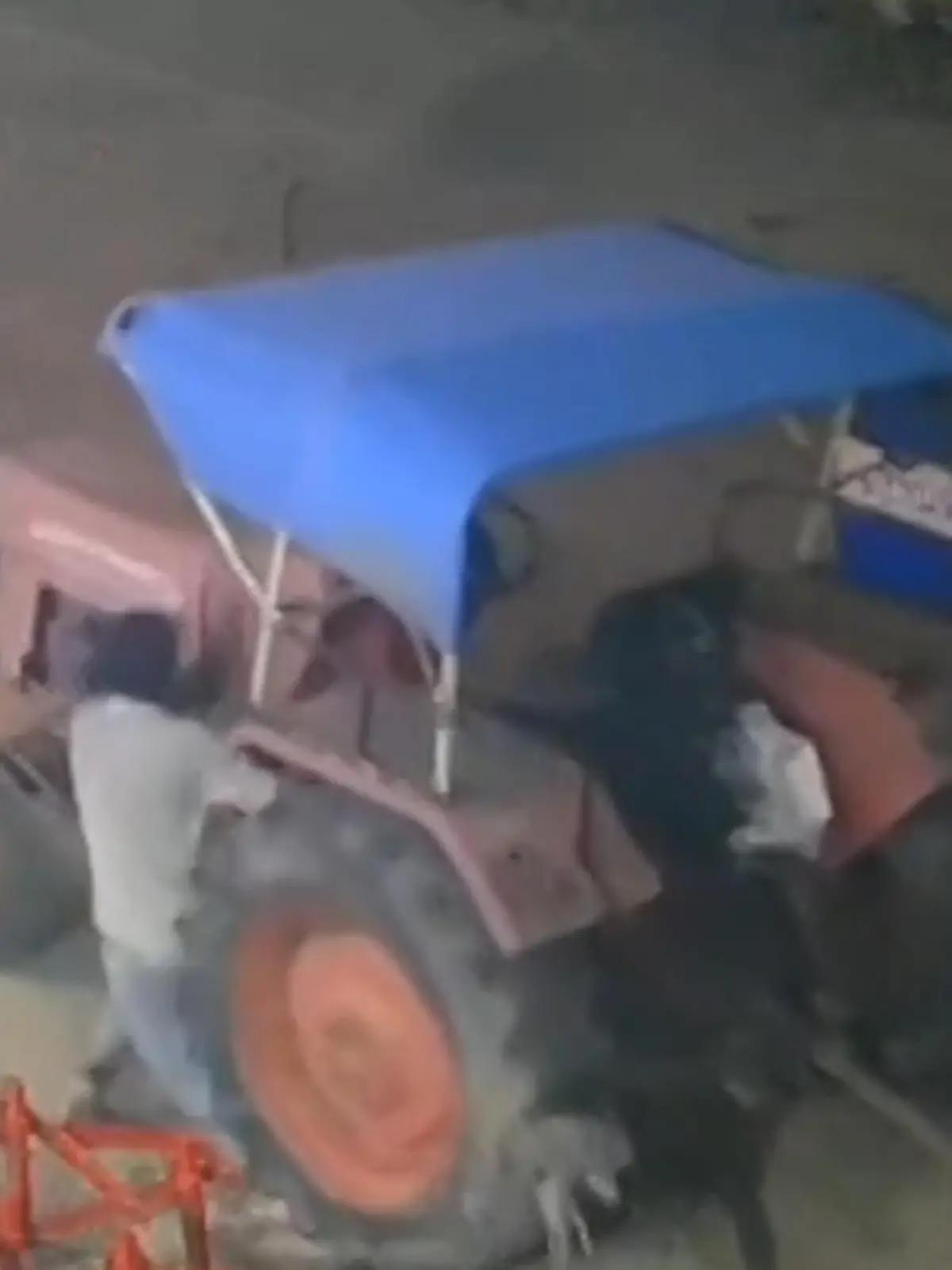 Ein Mann in Indien will gerade einen Traktor stehlen, als sich dieser plötzlich in Bewegung setzt und den Dieb überrollt. Kaum zu glauben, aber der Mann kommt scheinbar mit dem Schrecken und ohne größere Verletzungen davon. Die dramatischen Szenen und ob der Mann Reue zeigt, sehen Sie im Video.