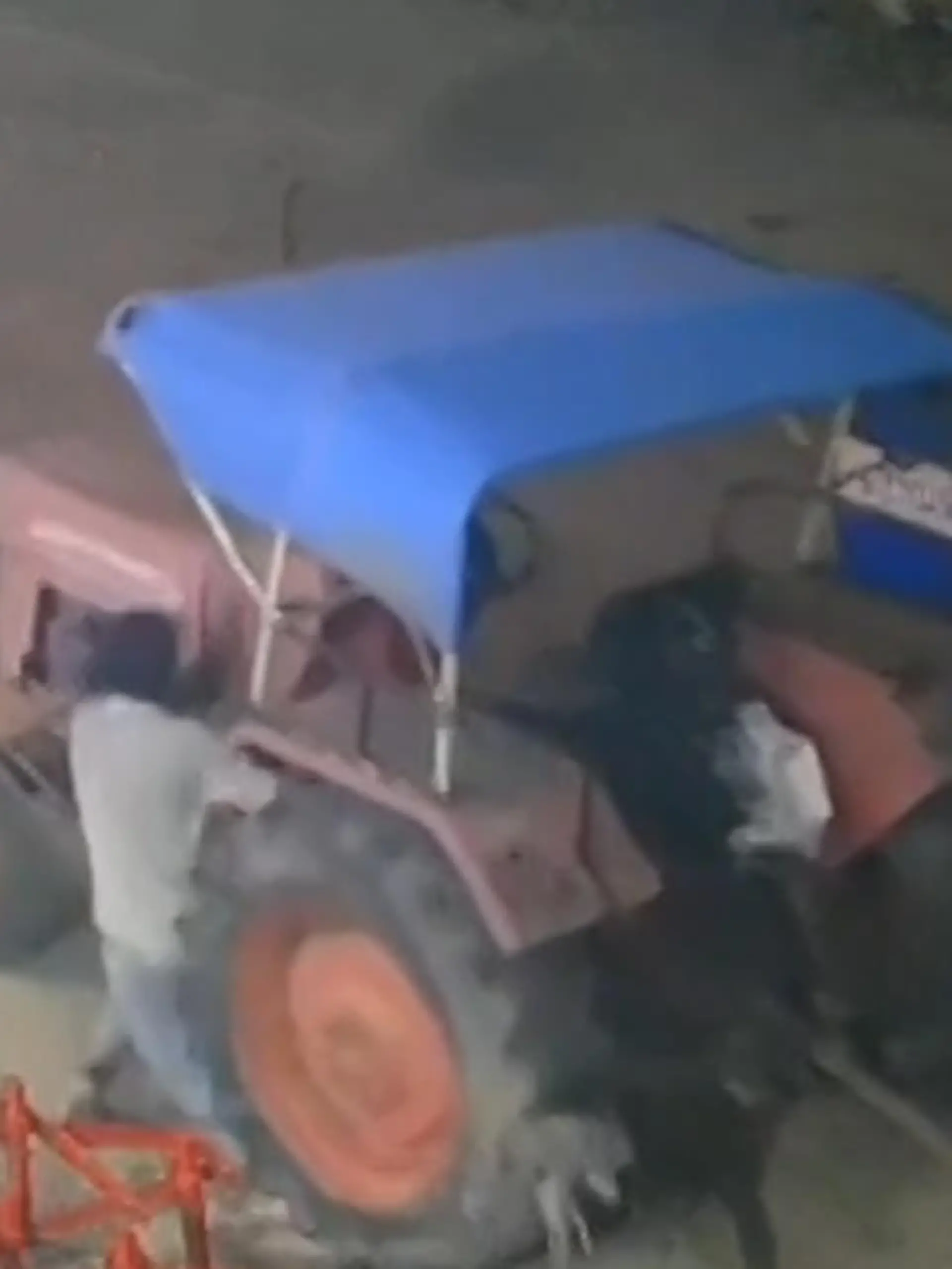 Ein Mann in Indien will gerade einen Traktor stehlen, als sich dieser plötzlich in Bewegung setzt und den Dieb überrollt. Kaum zu glauben, aber der Mann kommt scheinbar mit dem Schrecken und ohne größere Verletzungen davon. Die dramatischen Szenen und ob der Mann Reue zeigt, sehen Sie im Video.