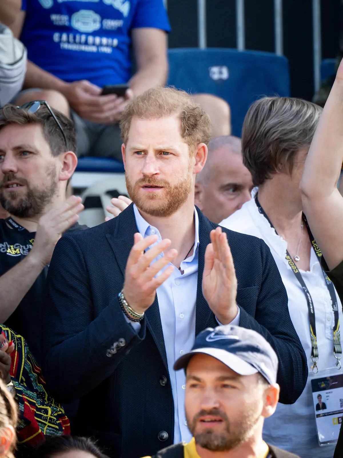 Entertainment Bilder des Tages Prinz Harry zu Besuch bei den Invictus Games 2023 in Duesseldorf Prinz Harry, Duke of Sussex auf der Tribuene der Invictus Games 2023 in Duesseldorf - hier nimmt er an den , 200m Lauf Wettkaempfen, Duesseldorf, 11.09.2023 Duesseldorf Nordrhein-Westfalen Deutschlannd *** Prince Harry visiting the Invictus Games 2023 in Duesseldorf Prince Harry, Duke of Sussex on the tribune of the Invictus Games 2023 in Duesseldorf here he takes part in the , 200m running competition, Duesseldorf, 11 09 2023 Duesseldorf Nordrhein Westfalen Deutschlannd