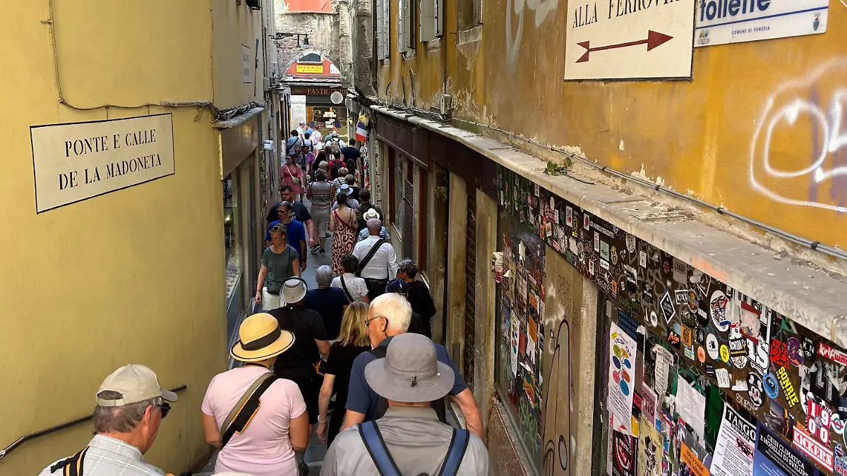 11.09.2023, Italien, Venedig: Besucher drängen sich in der "Calle de la Madoneta", eine der engen Gassen. In Venedig - einem der bekanntesten Touristenziele der Welt - entscheidet der Stadtrat am 12.09.2023 über eine Eintrittsgebühr für Tagesbesucher. (zu dpa "Venedig sehen und zahlen - Fünf Euro Eintritt für Tagesbesucher") Foto: Christoph Sator/dpa +++ dpa-Bildfunk +++