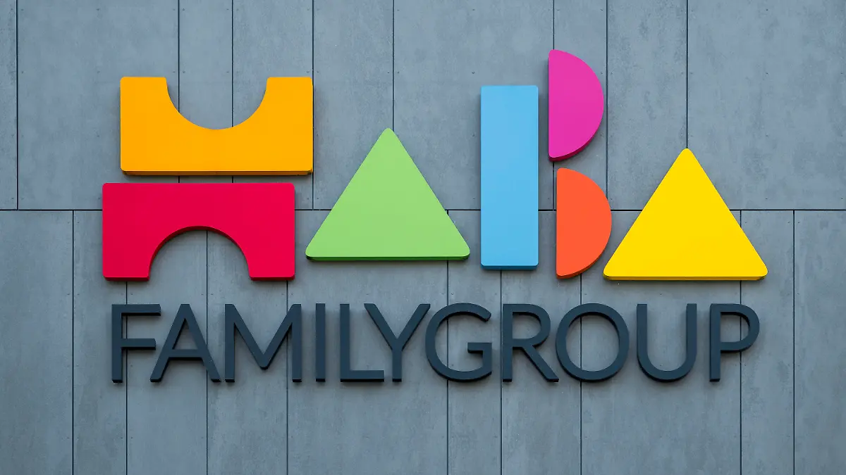 12.09.2023, Bayern, Bad Rodach: Das Logo der Haba Familygroup ist an einem Gebäude zu sehen. Der Spielzeughersteller Haba meldet Insolvenz in Eigenregie an. Foto: Daniel Vogl/dpa +++ dpa-Bildfunk +++