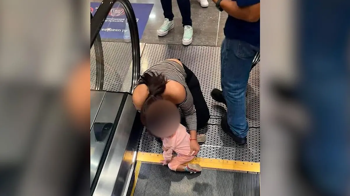 Die Finger des kleinen Mädchens sind unter der Rolltreppe eingeklemmt, bevor Helfer und Mitarbeiter des Shopping Centers sie befreien können.