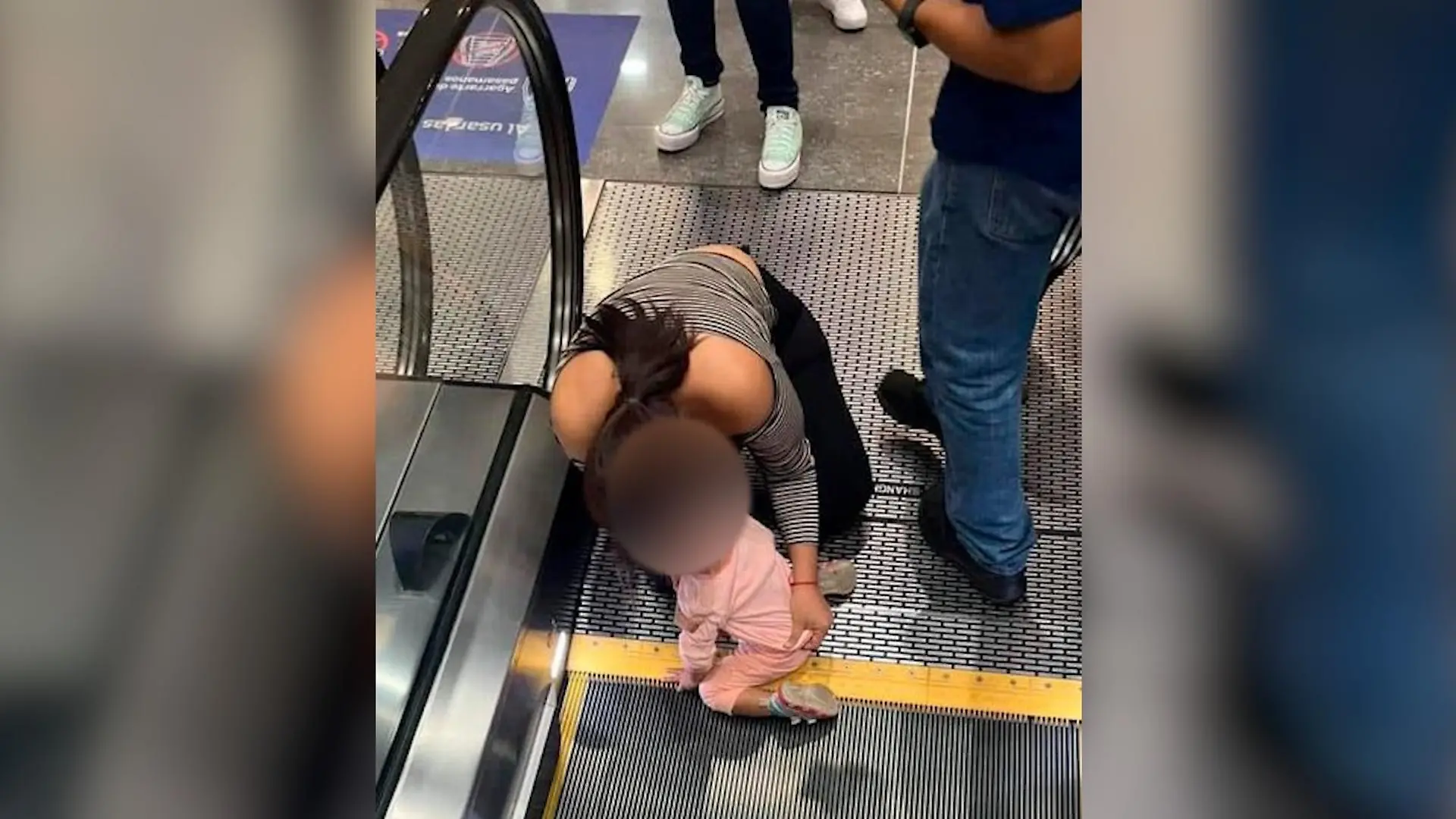 Die Finger des kleinen Mädchens sind unter der Rolltreppe eingeklemmt, bevor Helfer und Mitarbeiter des Shopping Centers sie befreien können.
