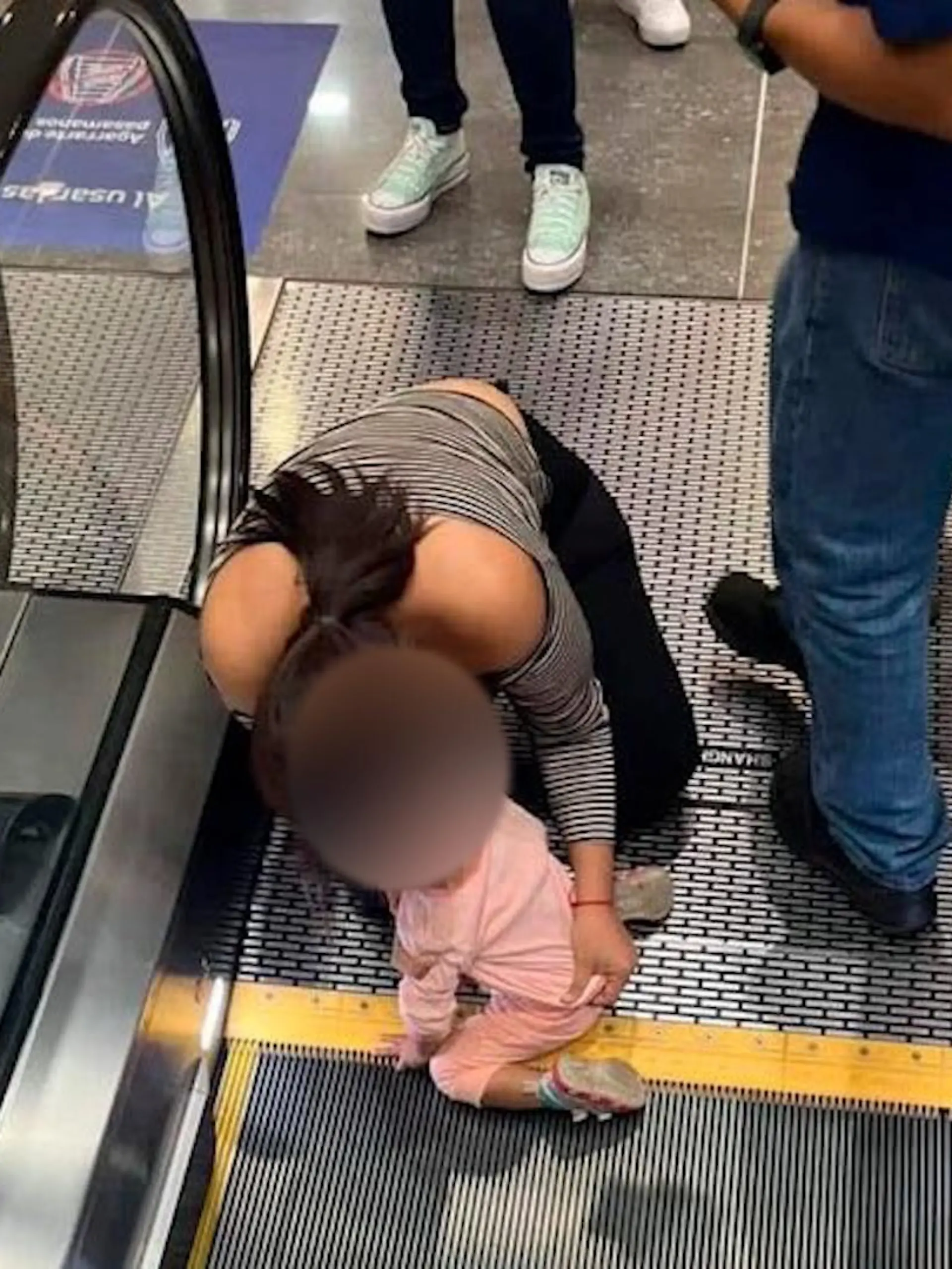 Die Finger des kleinen Mädchens sind unter der Rolltreppe eingeklemmt, bevor Helfer und Mitarbeiter des Shopping Centers sie befreien können.