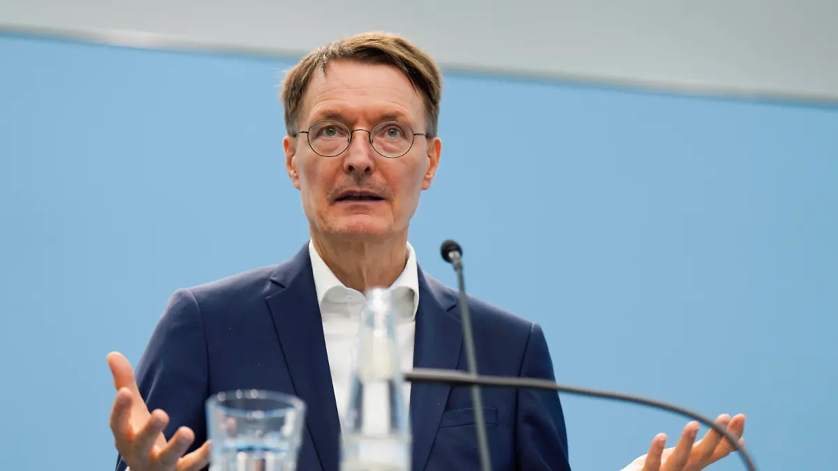 Pressekonferenz zu Lösungsmöglichkeiten einer besseren Versorgung für Long-Covid-Erkrankte, Bundesgesundheitsminister Lauterbach Bundesgesundheitsminister Karl Lauterbach hat am 12.9.2023 zu einem Runden Tisch eingeladen, um über Lösungsmöglichkeiten einer besseren Versorgung für Long-Covid-Erkrankte zu beraten. Dazu sprachen auf einer Pressekonferenz mit Bundesgesundheitsminister Lauterbach, Prof. Carmen Scheibenbogen Leiterin der Immundefekt-Ambulanz an der Charité und Prof. Karl Broich Präsident des Bundesinstituts für Arzneimittel und Medizinprodukte Berlin Berlin GER *** Press conference on possible solutions for better care for Long Covid sufferers, Federal Minister of Health Lauterbach Federal Minister of Health Karl Lauterbach