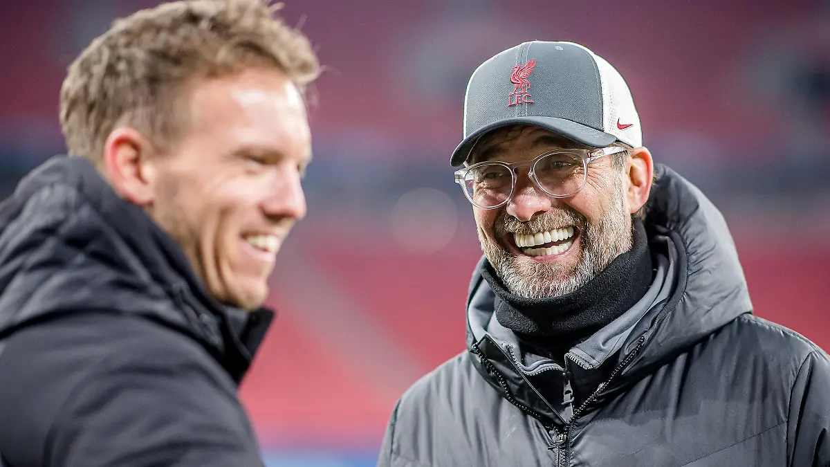 Liverpools Coach Juergen Klopp und Leipzigs Trainer Julian Nagelsmann stehen zusammen und unterhalten sich / UEFA Champions League Achtelfinale, Rueckspiel / FC Liverpool - RB Leipzig 2:0 / 10.03.2021, Puskas Arena in Budapest Ungarn. FC Liverpool - RB Leipzig *** Liverpool coach Juergen Klopp and Leipzig coach Julian Nagelsmann stand together and talk UEFA Champions League Round of 16, second leg FC Liverpool RB Leipzig 2 0 10 03 2021, Puskas Arena in Budapest Hungary FC Liverpool RB Leipzig 